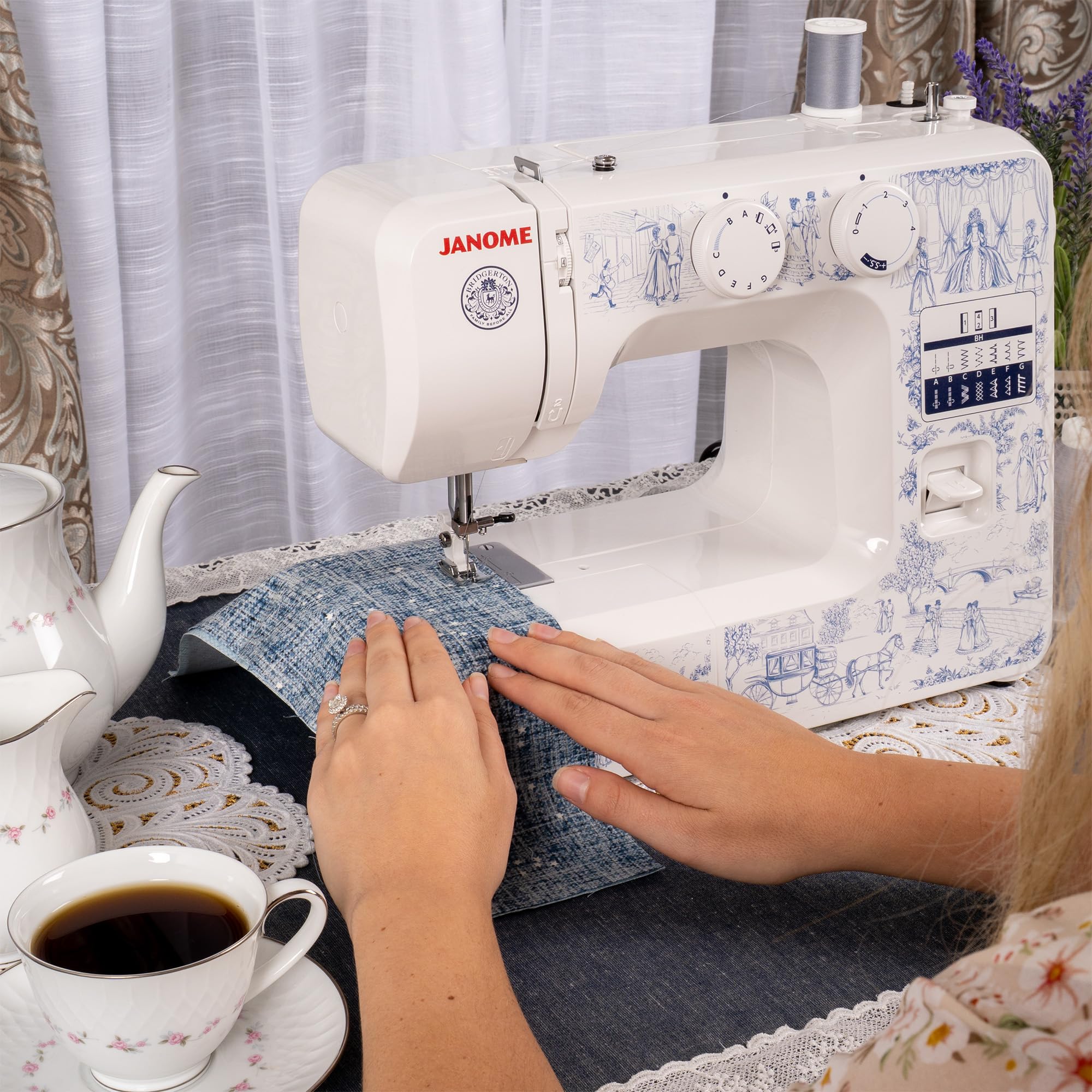 Janome Toile Romance - Máquina de coser de 15 puntadas fácil de usar con licencia oficial de la colección Bridgerton