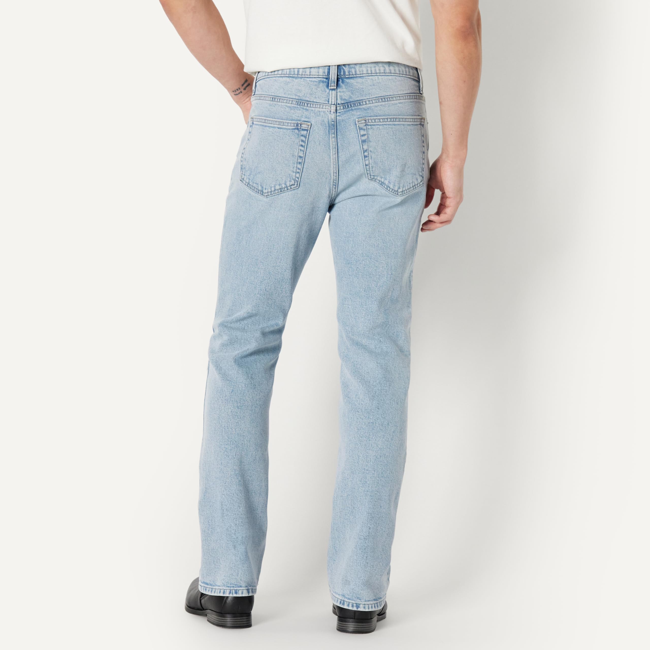 Amazon Essentials Jeans Bootcut Leggermente Elasticizzati, Vestibilità Aderente Uomo