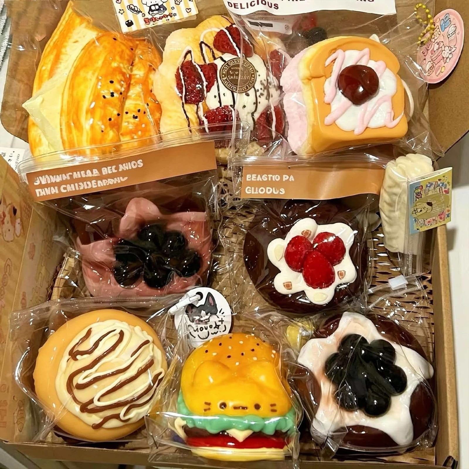 Amazon | スクイーズケーキおもちゃ 水感スクイーズ【サプライズ