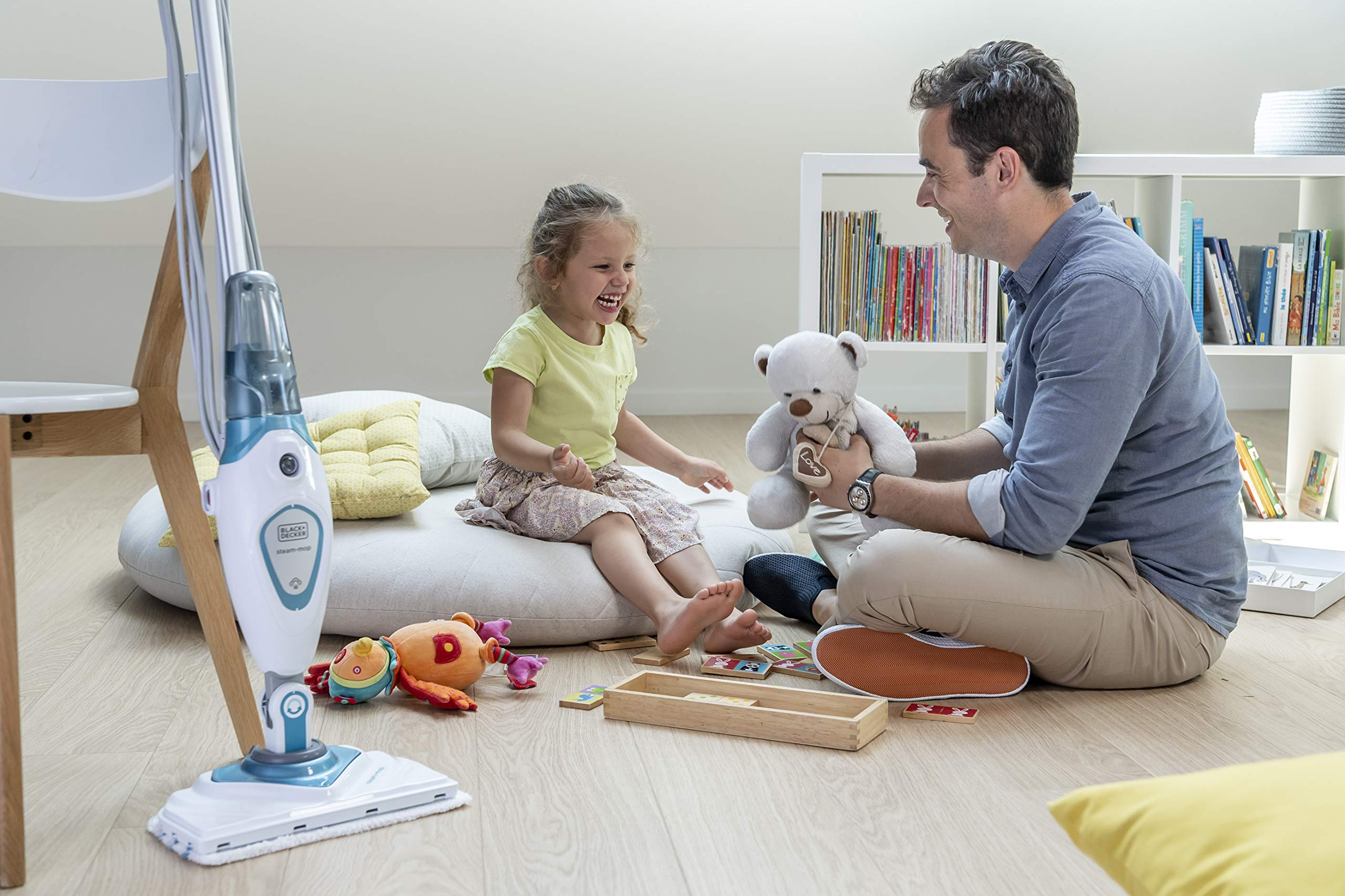 BLACK+DECKER - Balai Vapeur avec 2 Patins Microfibre - Nettoyeur de Sol 1300W - Multi-Surfaces - Temps de Chauffe 20 sec - Tête Pivotante 180° - Réservoir 350 ml - Nettoyage Parfait - FSM1615-QS