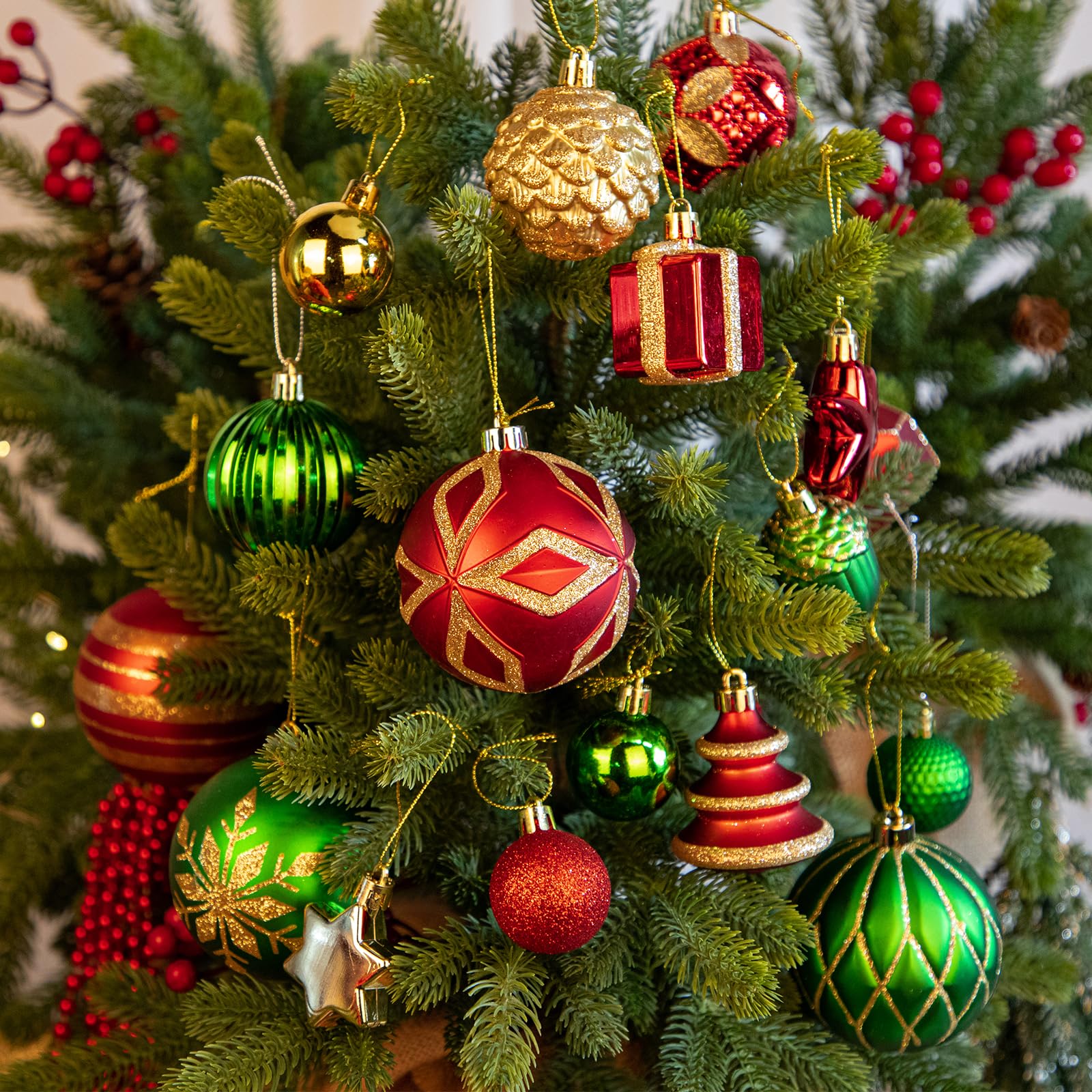 Hollyone 100 pièces Ensemble de Boules de Noël en Plastique, décorations de Noël incassables, Boules de Noël Assorties, décorations à Suspendre pour Sapin de Noël, doré, Rouge et Vert