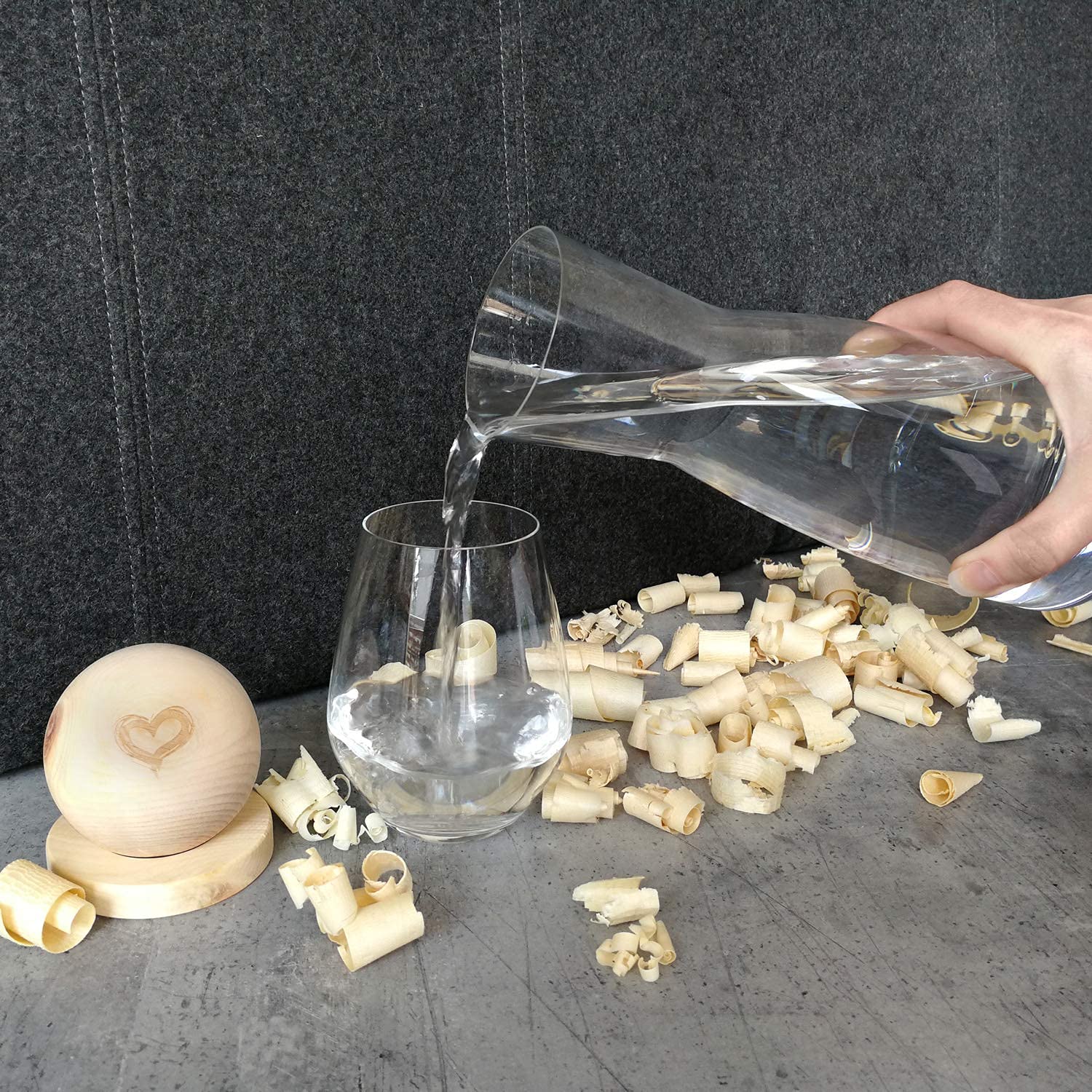 Zirben Familie El juego original de bolas de pino cembro incluye jarra de agua | confiere al agua un toque especial | jarra de 1 litro de cristal con tapa de madera de pino | edición de corazón