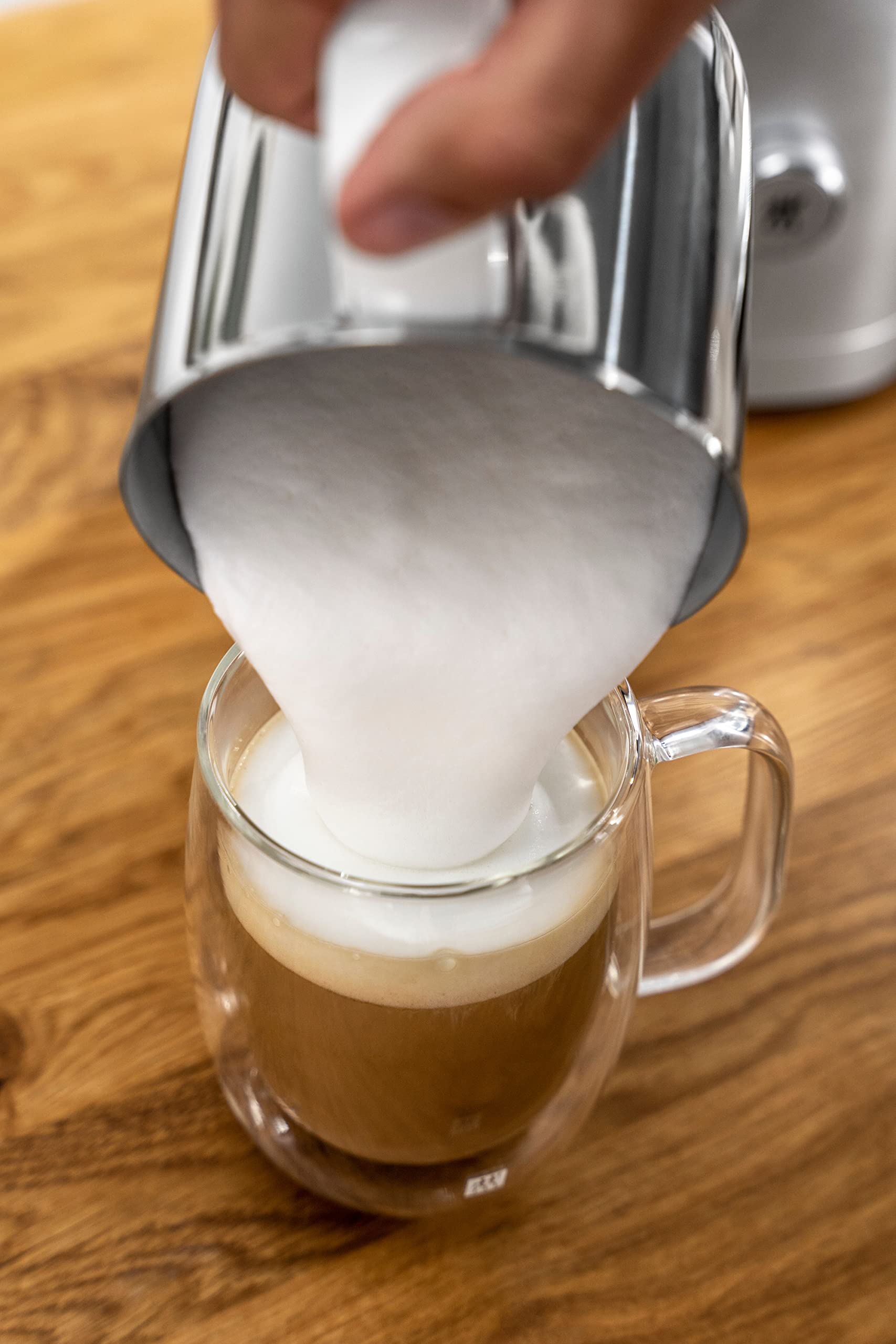 ZWILLING ENFINIGY Milchaufschäumer, Elektrischer Milchschäumer für heiße und kalte Milch sowie pflanzliche Milchalternativen, 400 ml, Edelsthal, Kunststoff, Silber