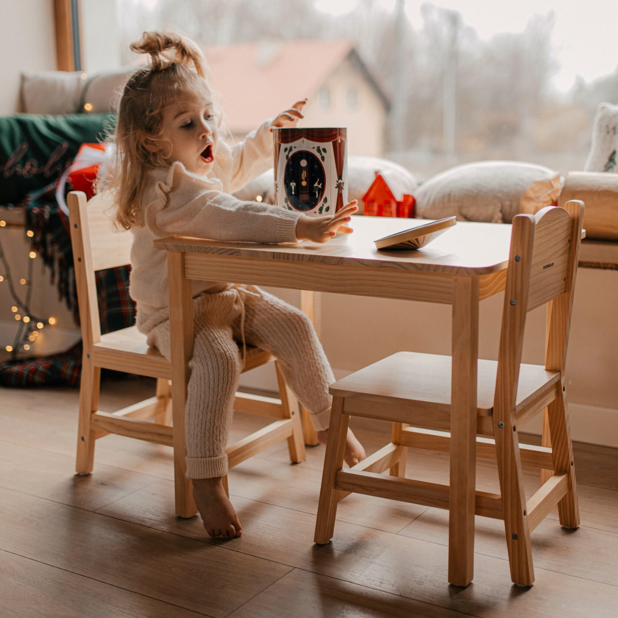 Mamabrum Drewniany Stolik i 2 Krzesełka dla Dzieci – Zestaw z Naturalnego Drewna Sosnowego do Zabawy Nauki i Posiłków – Ergonomiczny i Bezpieczny – 3+