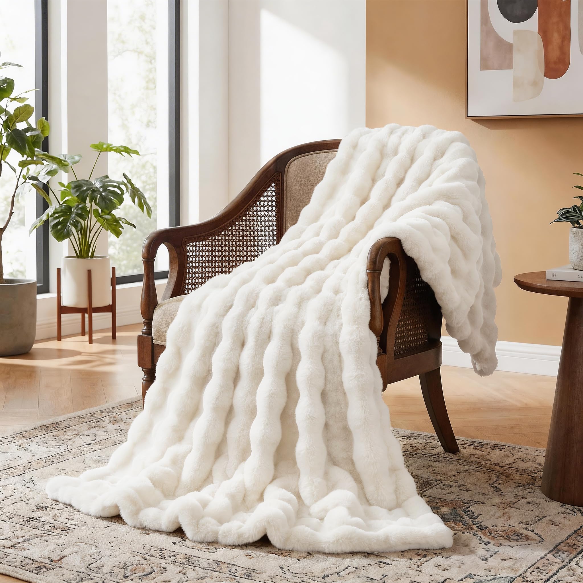 ORINOVA Flauschige Decke Beige 130x150 cm Kunstfell Kuscheldecke Flauschig Felldecke Warm Decken Plüschdecke Sofadecke Kuschelig Wohndecke Bett Fleecedecke