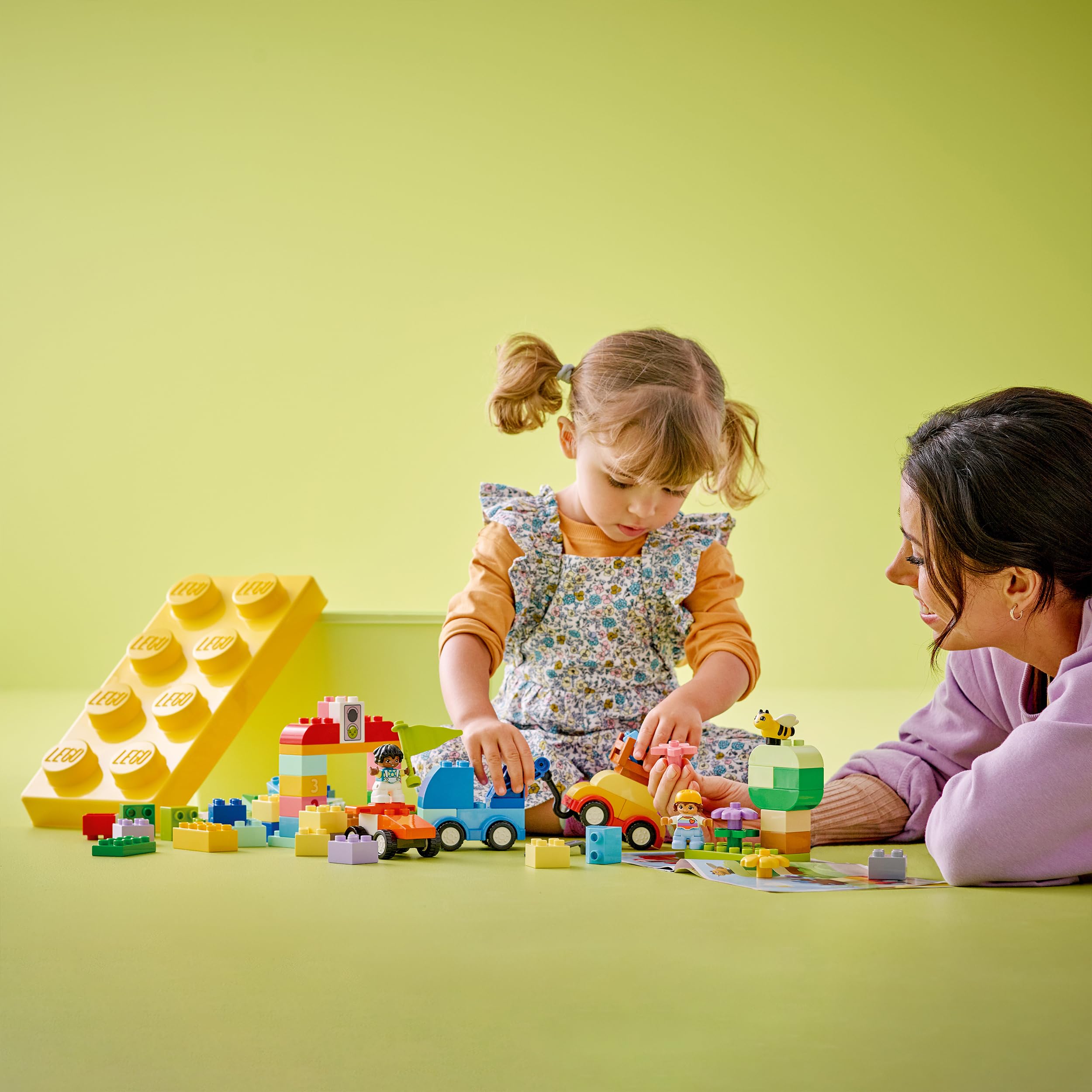 LEGO DUPLO Pudełko w kształcie klocka z autami i ciężarówkami, Kreatywna Zabawka dla Dziecka od 18 Miesięcy, Zestaw Edukacyjny dla Chłopca, Dziewczynki, Prezent dla Malucha i Przedszkolaka, 10439