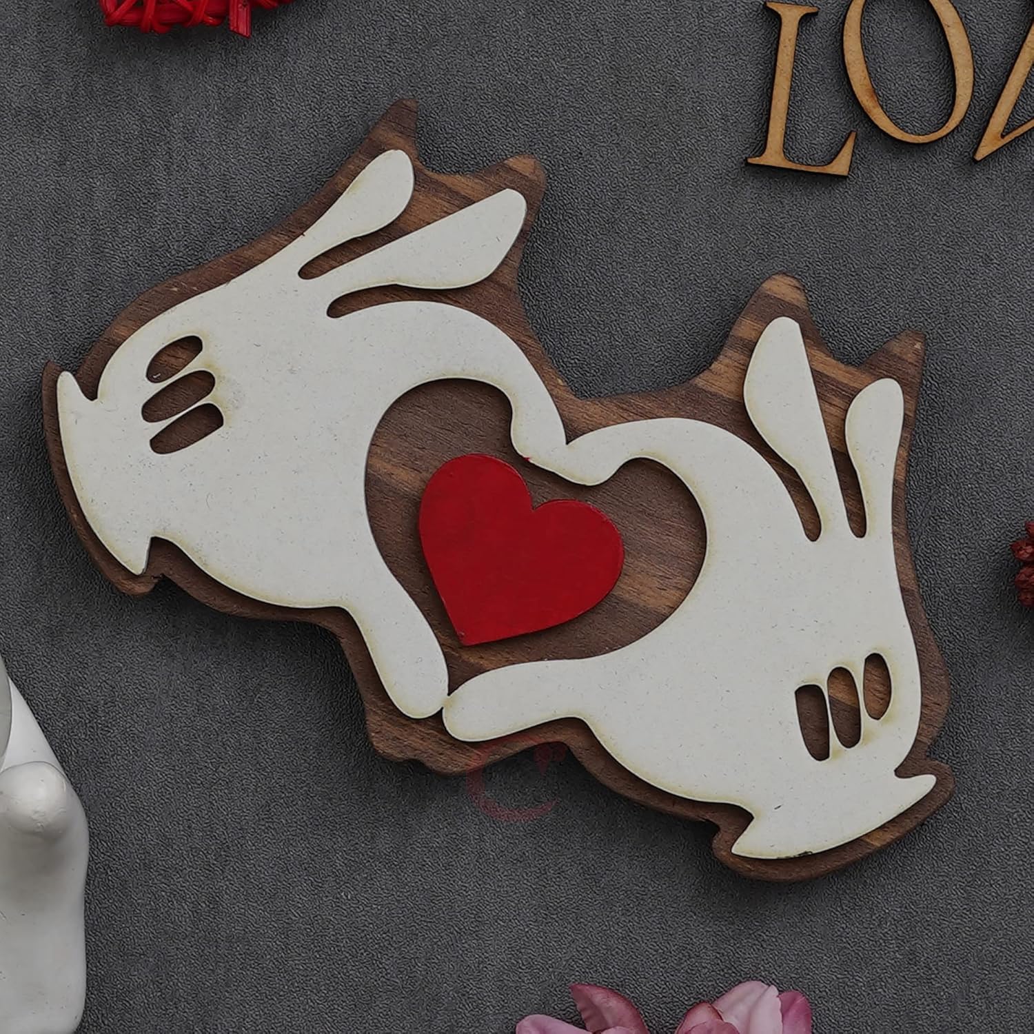 Main en bois avec cœur rouge : le cadeau de Saint-Valentin idéal pour elle et lui