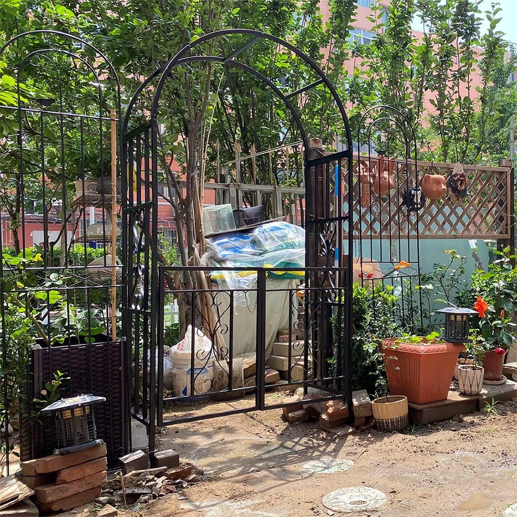 Arche à rosiers avec Porte en métal,Arche de Jardin Noir,Arcade de rosiers 210cm Tuteur Colonne de Jardin,Arceau à Rosiers Pergola pour Plantes grimpantes extérieur