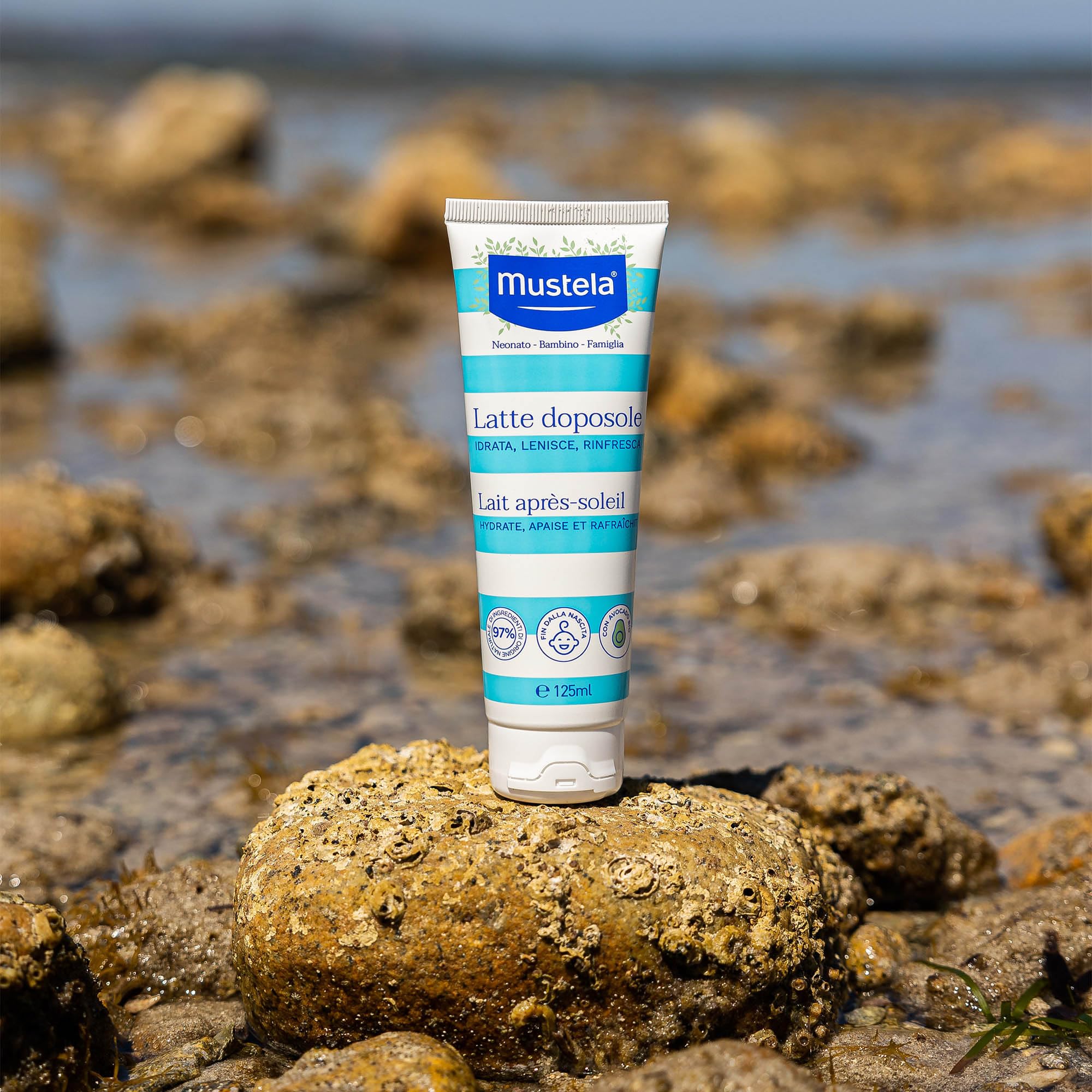 Mustela Latte Doposole, Viso, Corpo, Con Burro di Karité e Perseose di Avocado, Neonati, Bambini, Tutta la Famiglia - Lenisce la Pelle Arrossata dal Sole, Freschezza Immediata (125ml)