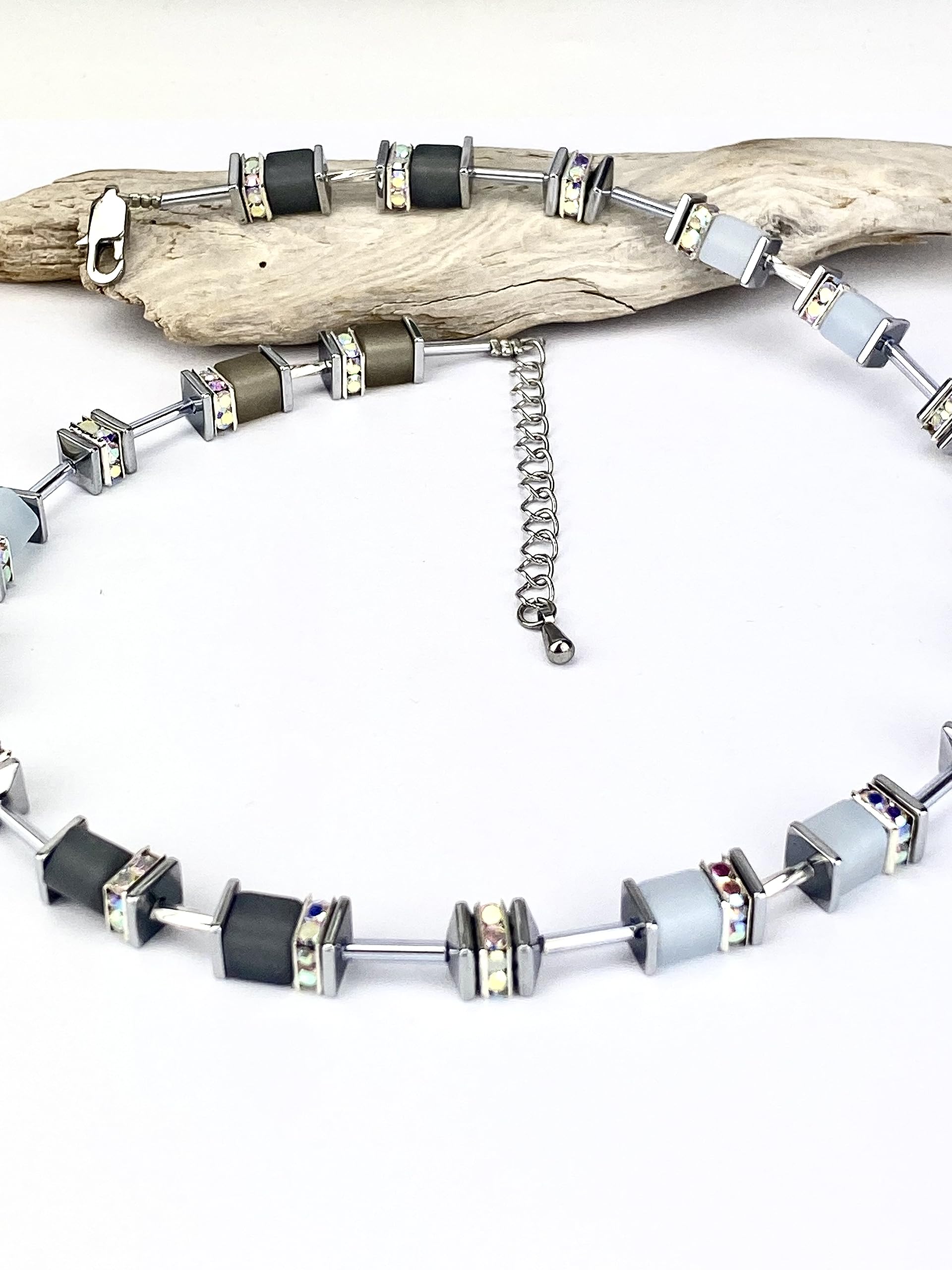 Handgemachte Hals Kette mit Polaris Würfel und Hämatit Edelstein sowie einem Edelstahlverschluss mit Verlängerung