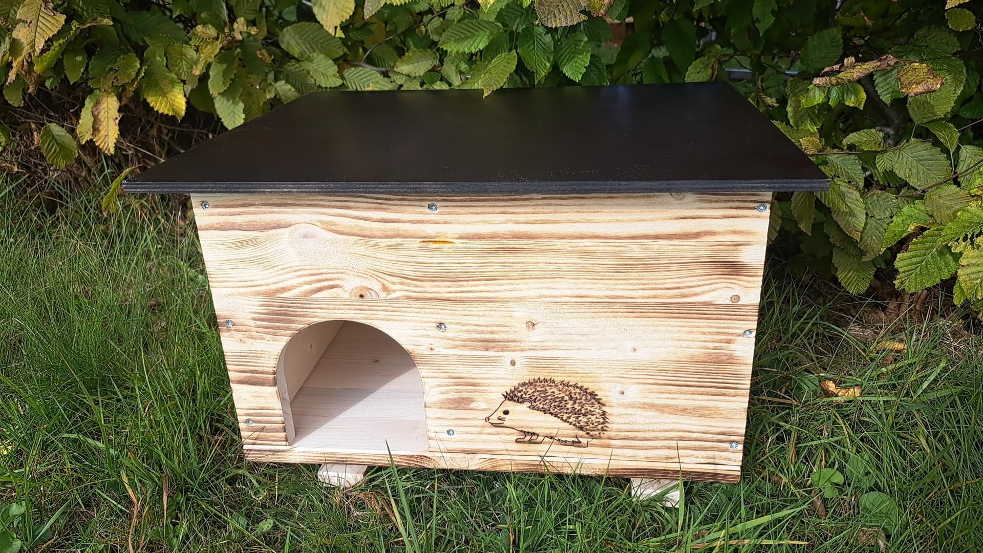 Igelhaus Igelhotel Igelhütte Futterhaus für Igel Igelfutterhaus edel geflammt mit Boden und Rattenklappe(IGKB)