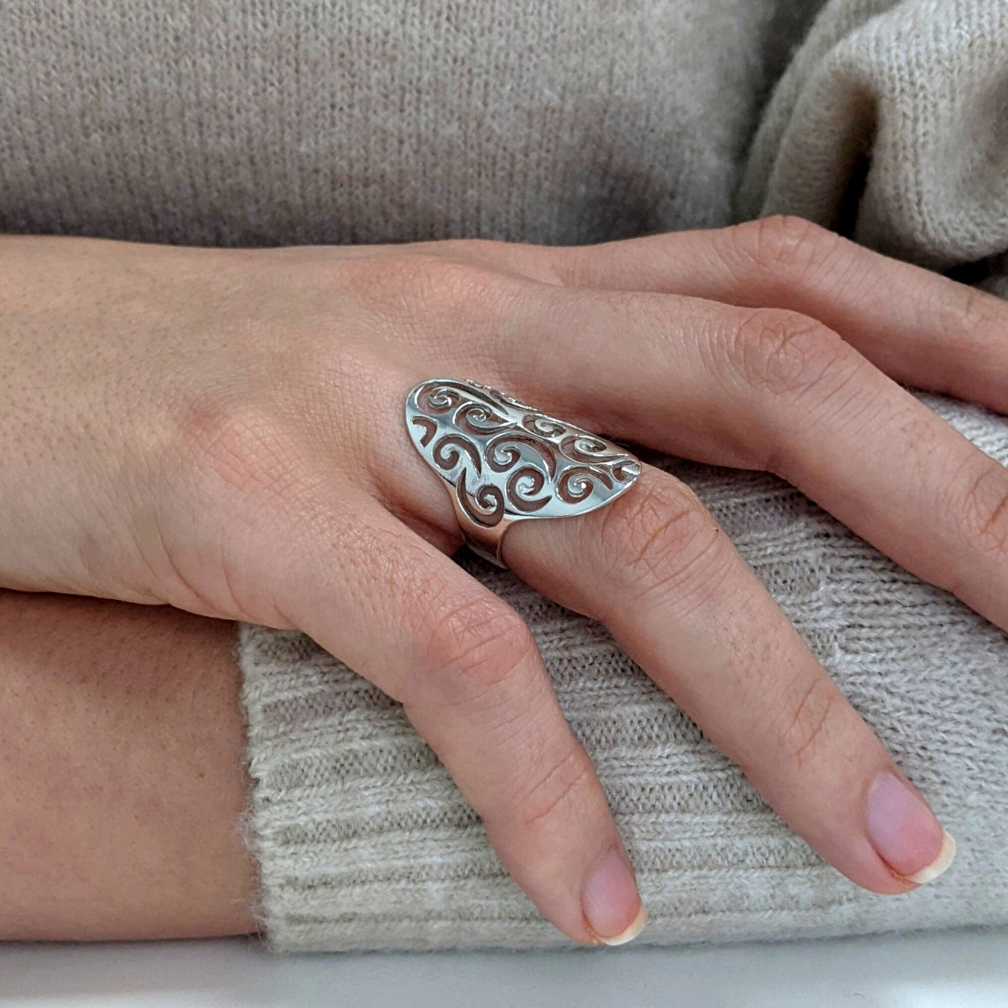 Silverly Anillo de Plata de Ley con Diseño de Armadura y Filigrana en Espiral Recortada | Anillo de Escudo Ovalado en Plata 925 con Espiral Calada | Anillos Abstractos de Dedo Completo para Mujer