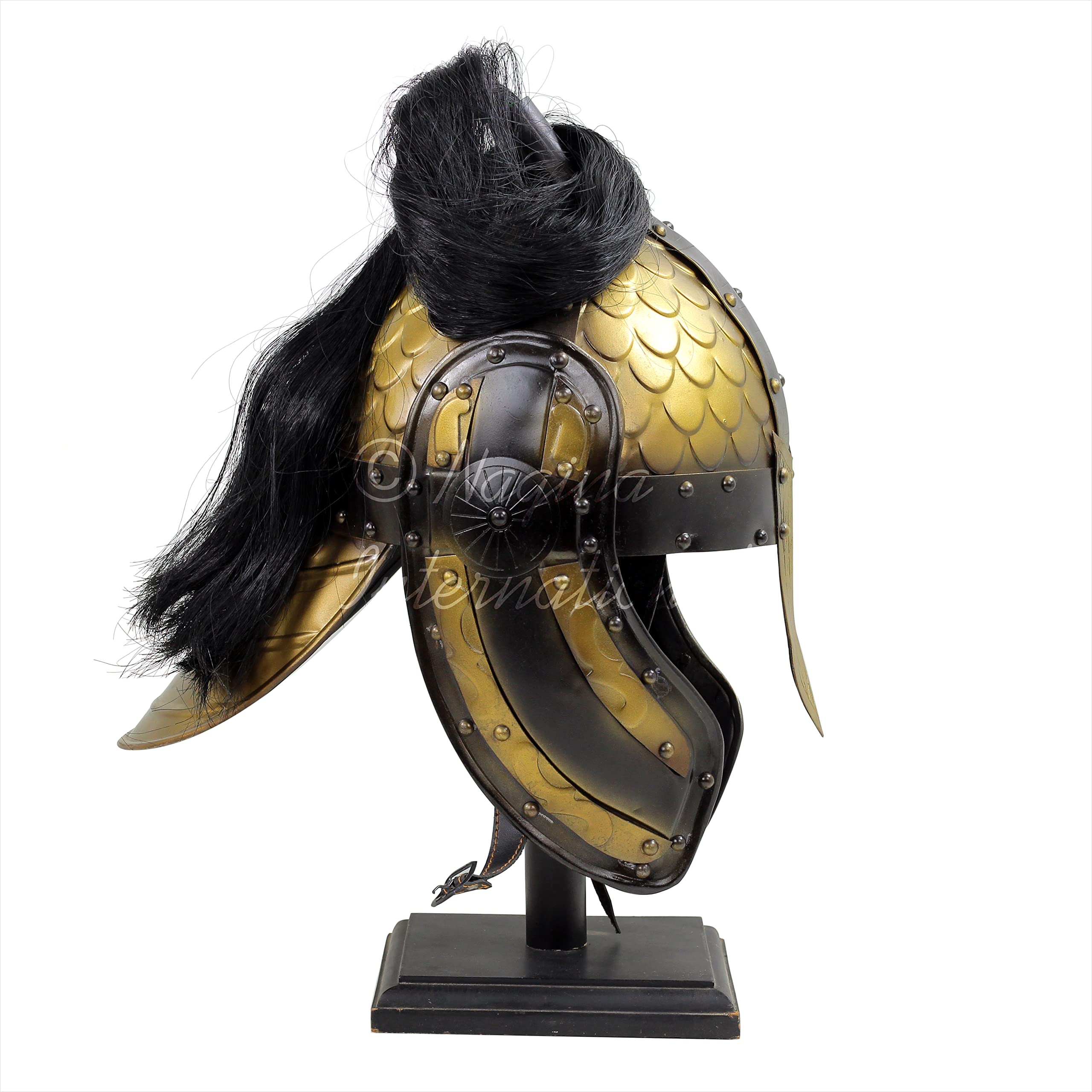 Casco nasal medieval | Superficie en relieve con aletas con acabado negro antiguo y bronce y correas de barbilla. Pelo negro y base de soporte de madera