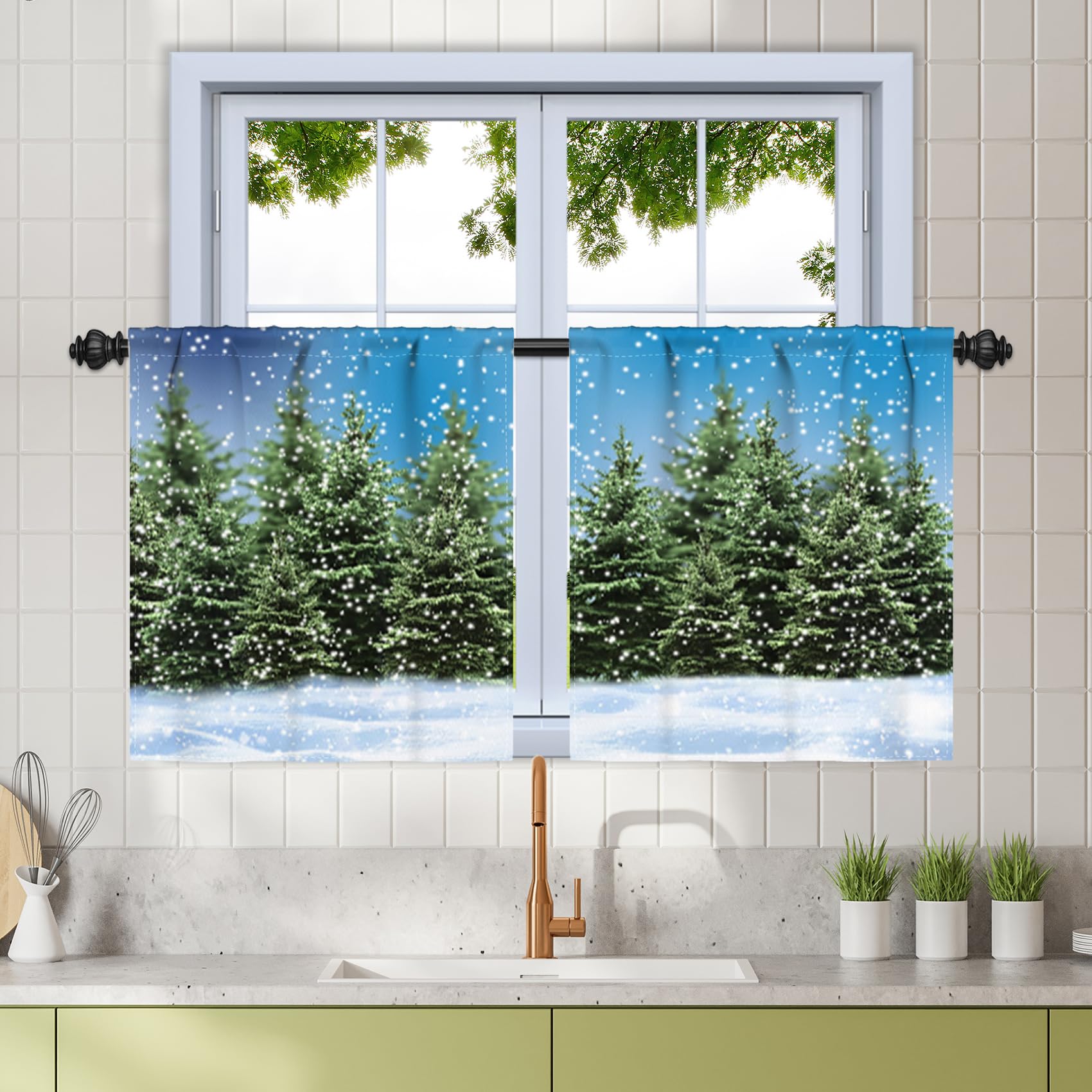 Cortinas de cocina de cedro rústicas para decorar una ventana de granja en Navidad