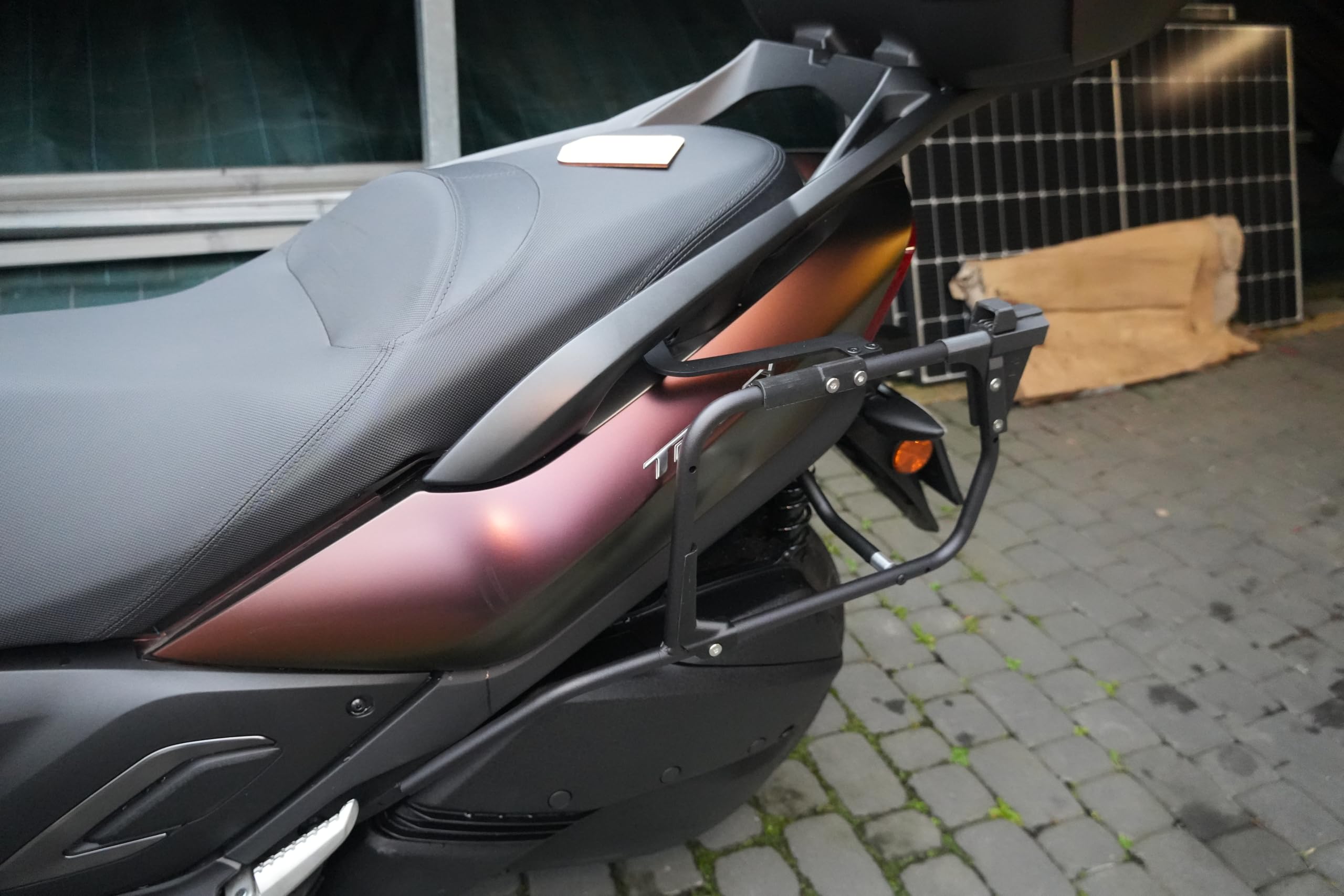Seitenträger kompatibel mit Yamaha Tricity von 2020-2026, (Lartech-Moto), Kompatibel mit Mehreren Taschen und KofferSystemen