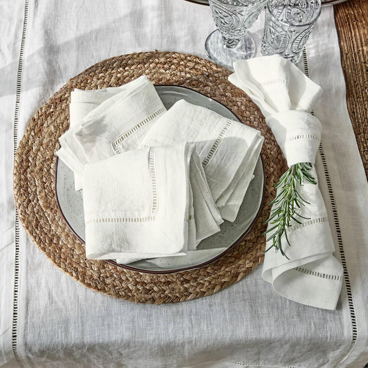 LOBERON Serviette 4er Set Covent Garden, weiß | stilvolle Hohlsaumstickerei, strapazierfähig & langlebig, wiederverwendbar, Tischdeko, Tischwäsche, Leinen