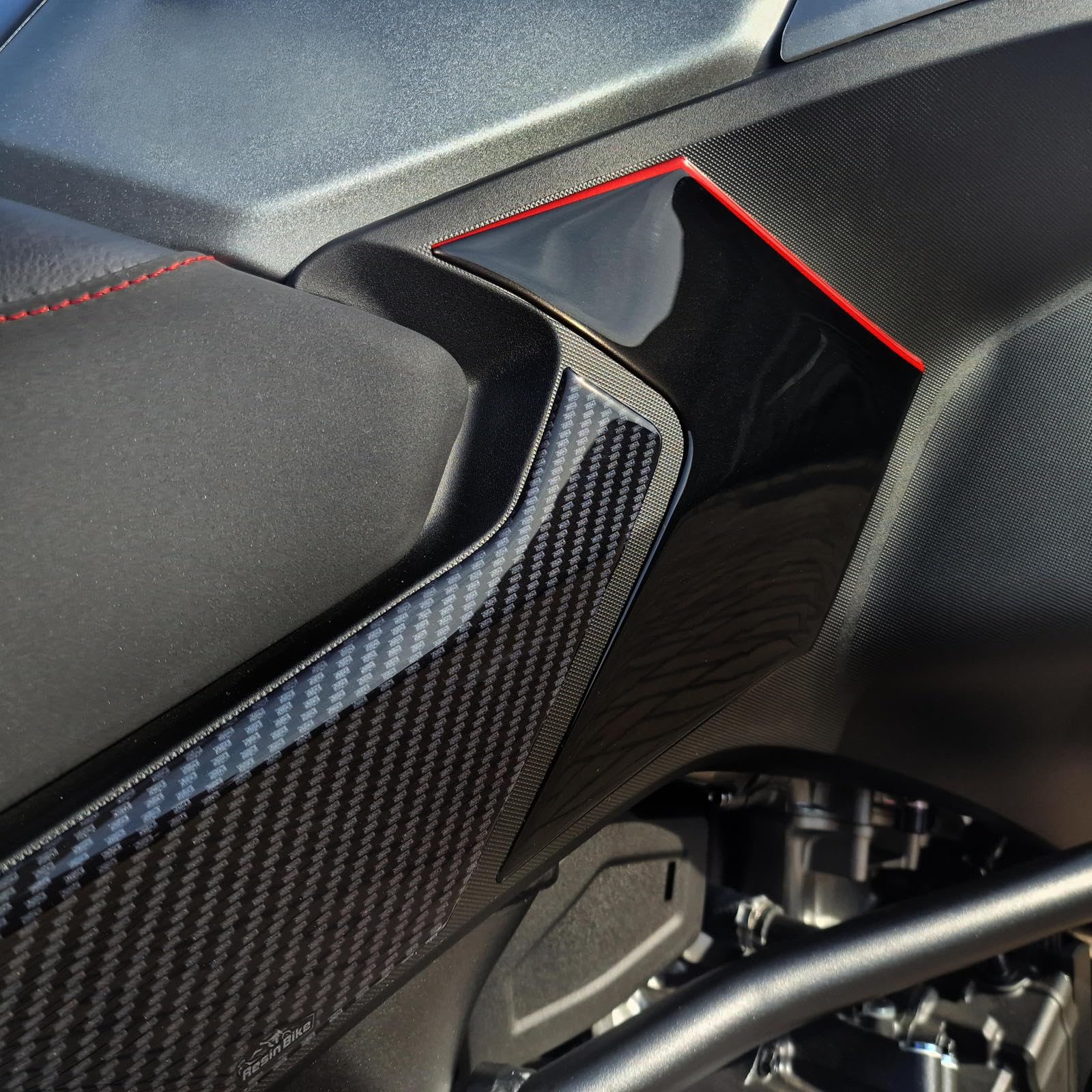 Resin Bike Autocollant Moto Compatibles avec Honda NT 1100 2020-2024. Protections Latérales de Réservoir Contre Les Chocs et Les Éraflures. Autocollant 3D Résinés Made in Italy