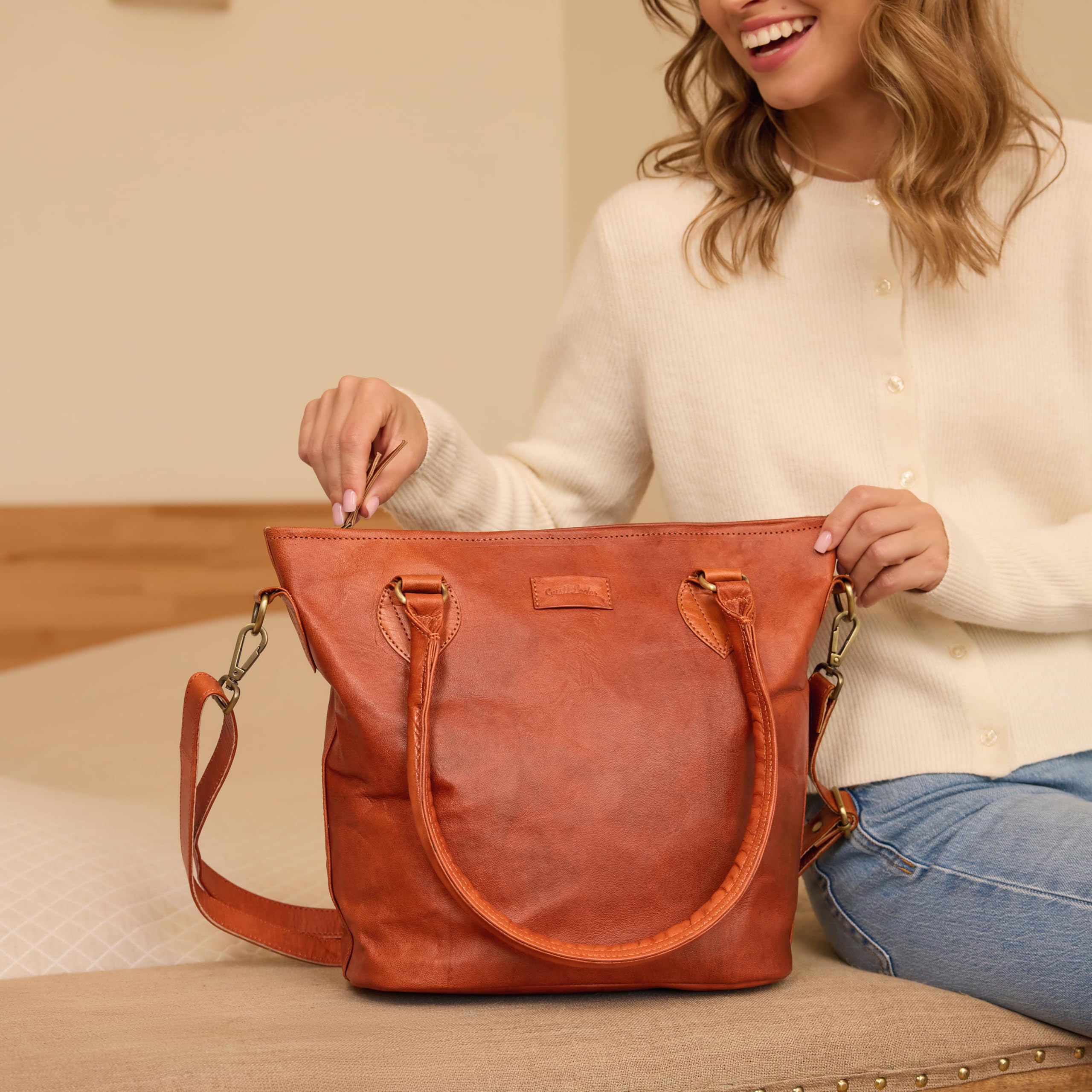 Gusti Leder Bolso de mujer Therese New | Bolso bandolera hecho a mano para mujer de piel para el día a día y la oficina | Compartimento AirTag y práctico compartimento de compartimentos