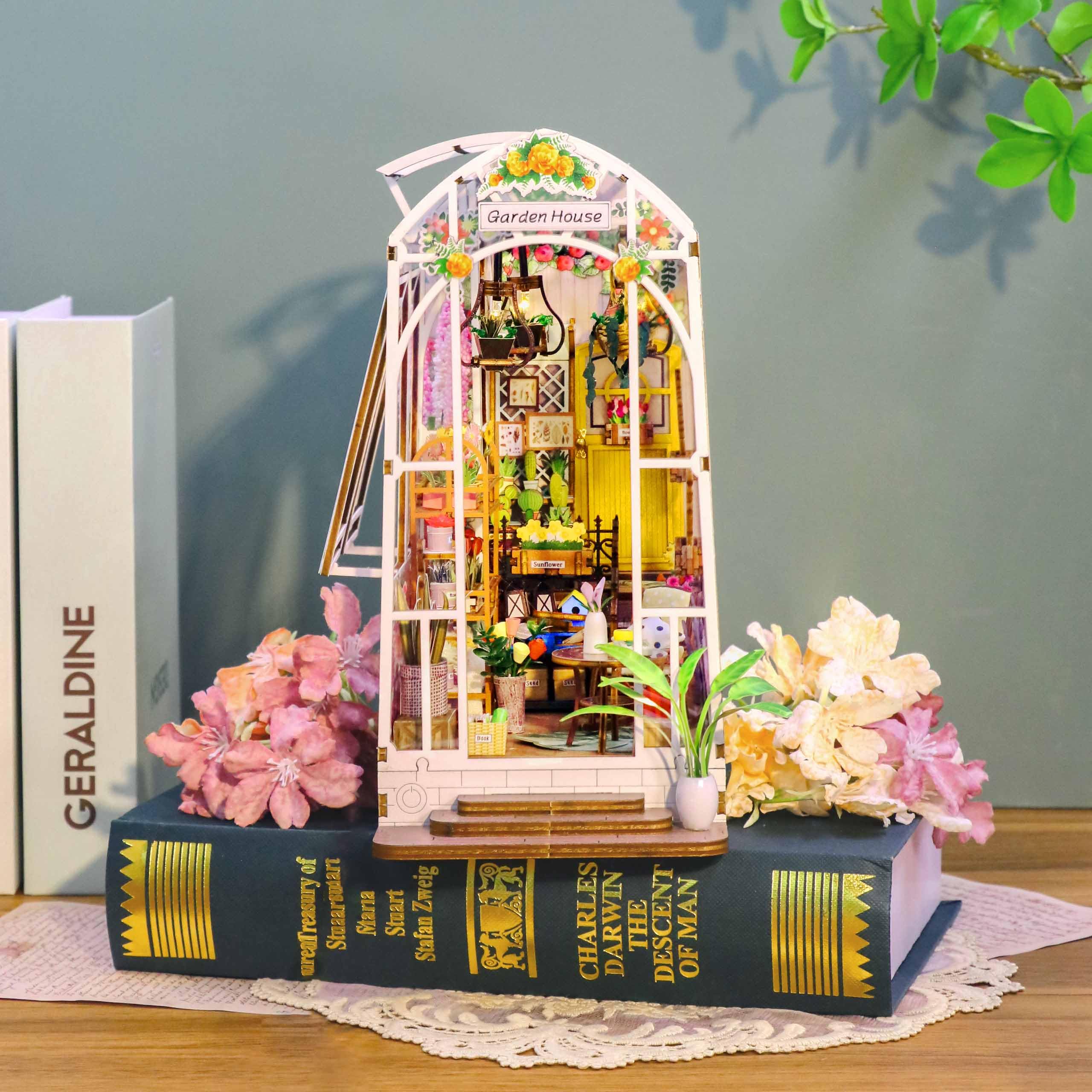 RONSTONE DIY Book Nook Kit met stofhoes - Kerstmis Straatbeeld Miniatuur Poppenhuis Booknook Boekenplank Inzet Decor met LED Licht - 3D Puzzles Creativiteit Geschenkset voor Volwassenen