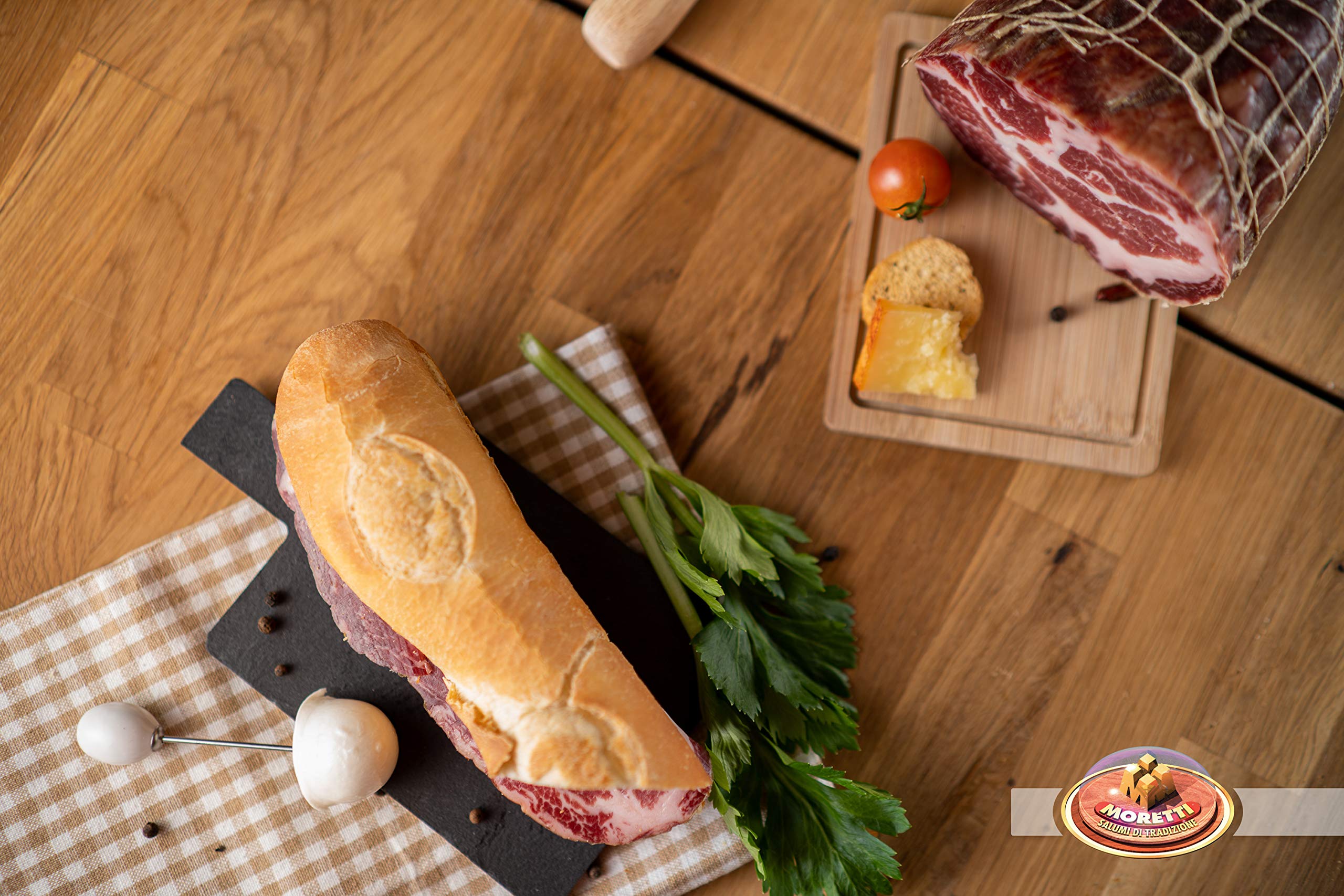 Moretti® | Coupe Capocollo assaisonnée sucrée et épicée | Tranche 750g / 900g Emballage sous vide | Capocollo artisanal sucré ou épicé | Planche à découper en bois d'aulne en cadeau (Doux)
