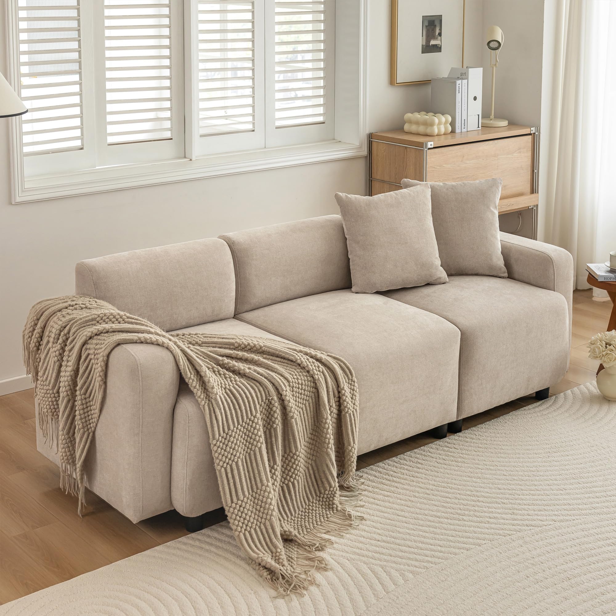 Divano a 3 posti, design moderno, con cuscino decorativo, beige