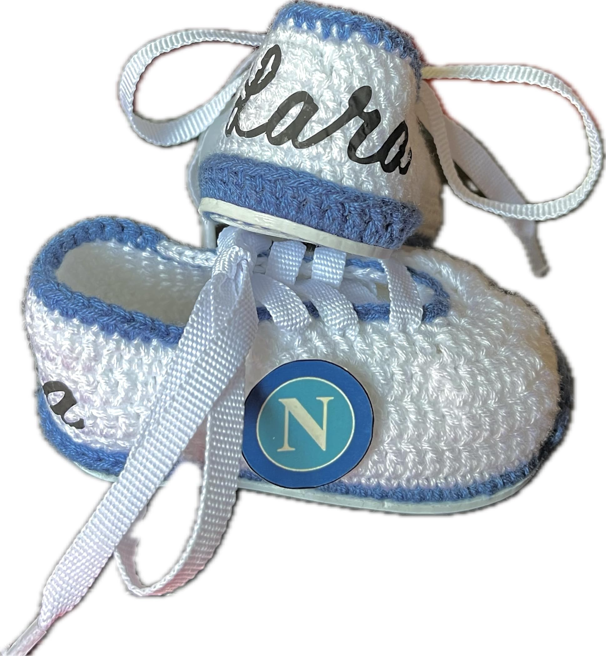 Scarpini da calcio del Napoli realizzati all'uncinetto per neonati. Personalizzato con lo stemma della tua squadra, disponibile nelle taglie da 0 a 12 mesi. Ti regaliamo il nome del bambino inciso