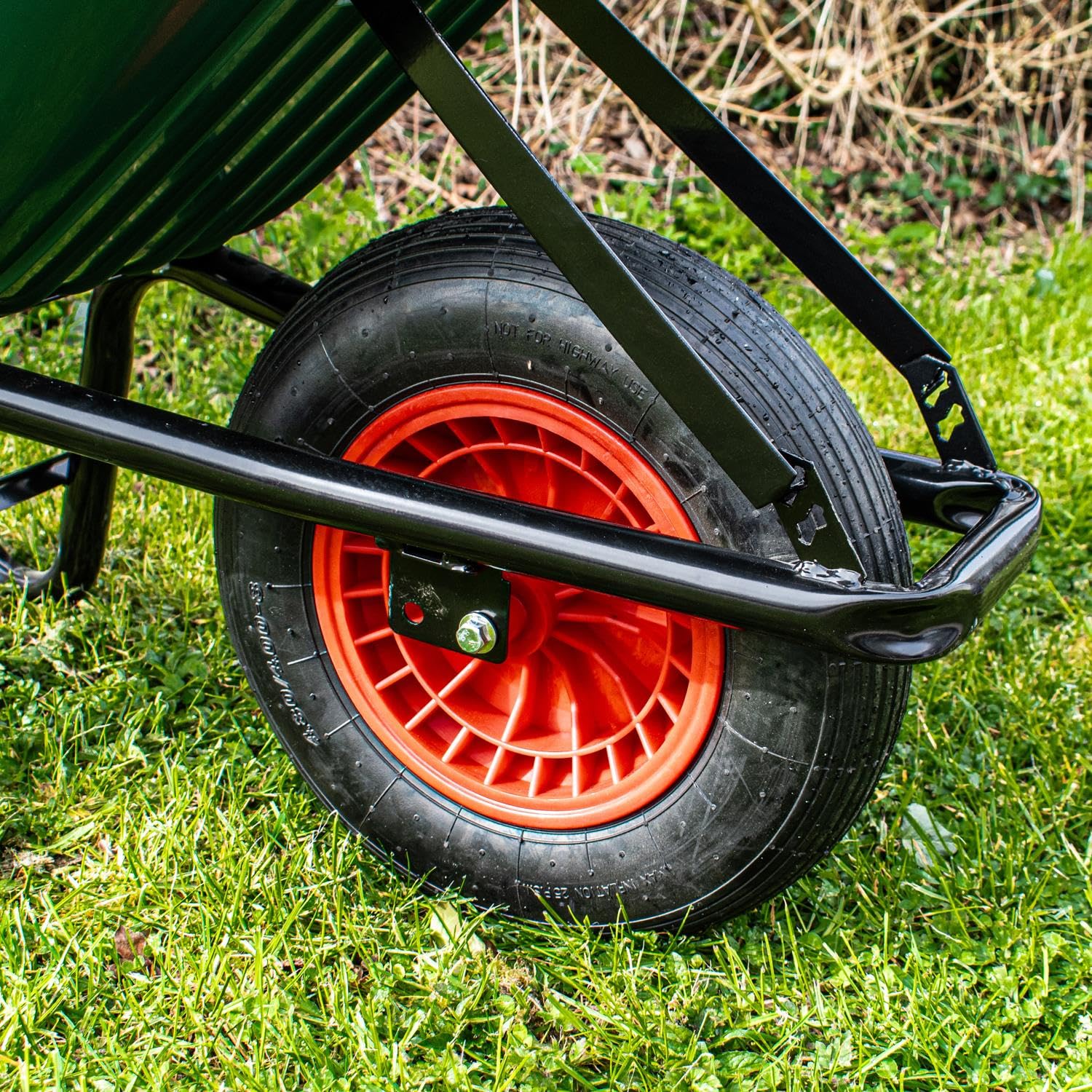 Carretilla de jardín Home Master® de Alta Resistencia | Neumáticos | Carro de Transporte Robusto y Espacioso | 90 L | Carga máxima: 150 kg | Acero con Recubrimiento en Polvo (plástico Negro)