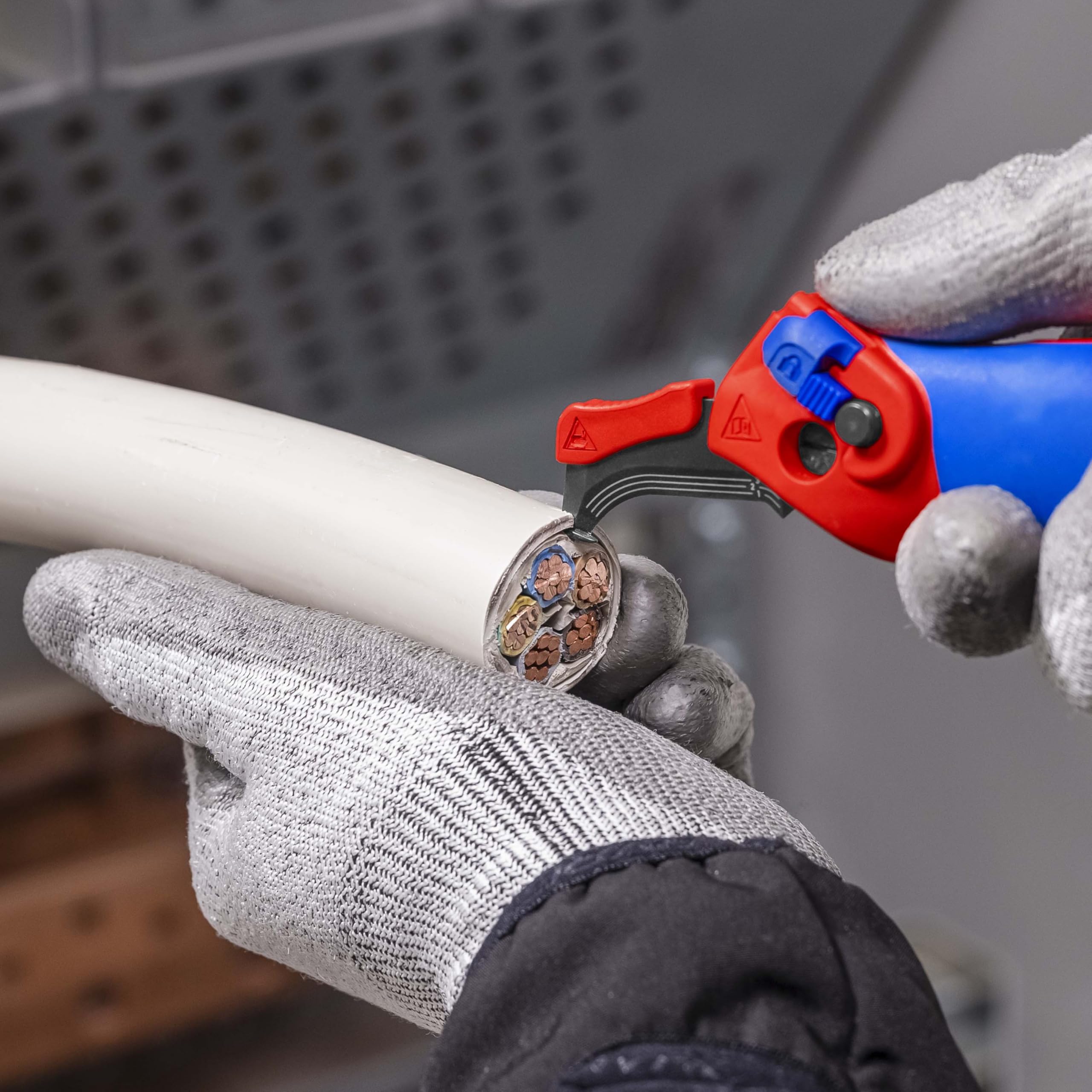 KNIPEX Abmantelungsmesser mit Gleitschuh und Ratschenfunktion mit Mehrkomponenten-Hüllen 146 mm, 16 50 145 SB