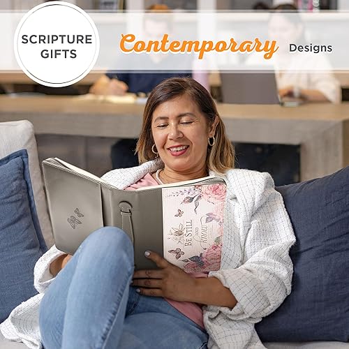 Miniatura 10 de Christian Art Gifts Funda bíblica de moda para mujer, Be Still and Know, Salmo 4610, mariposa rosa rosa, piel sintética gris, talla L