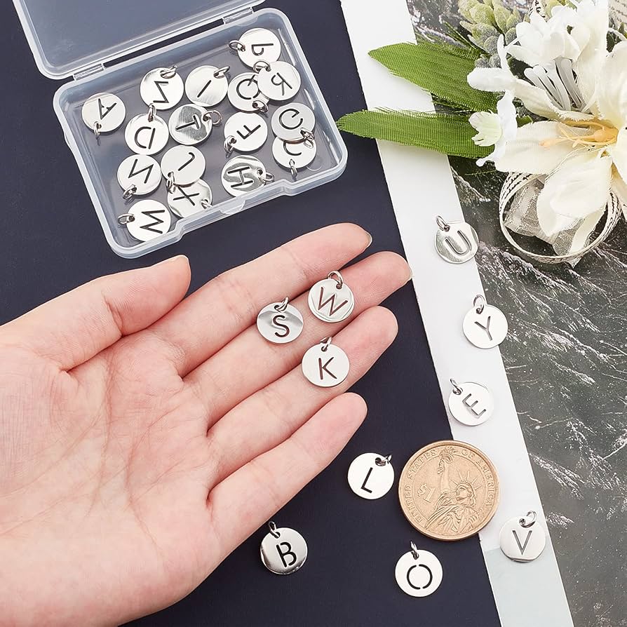 Amazon.co.jp: UNICRAFTALE 約26個 12mm アルファベットチャーム