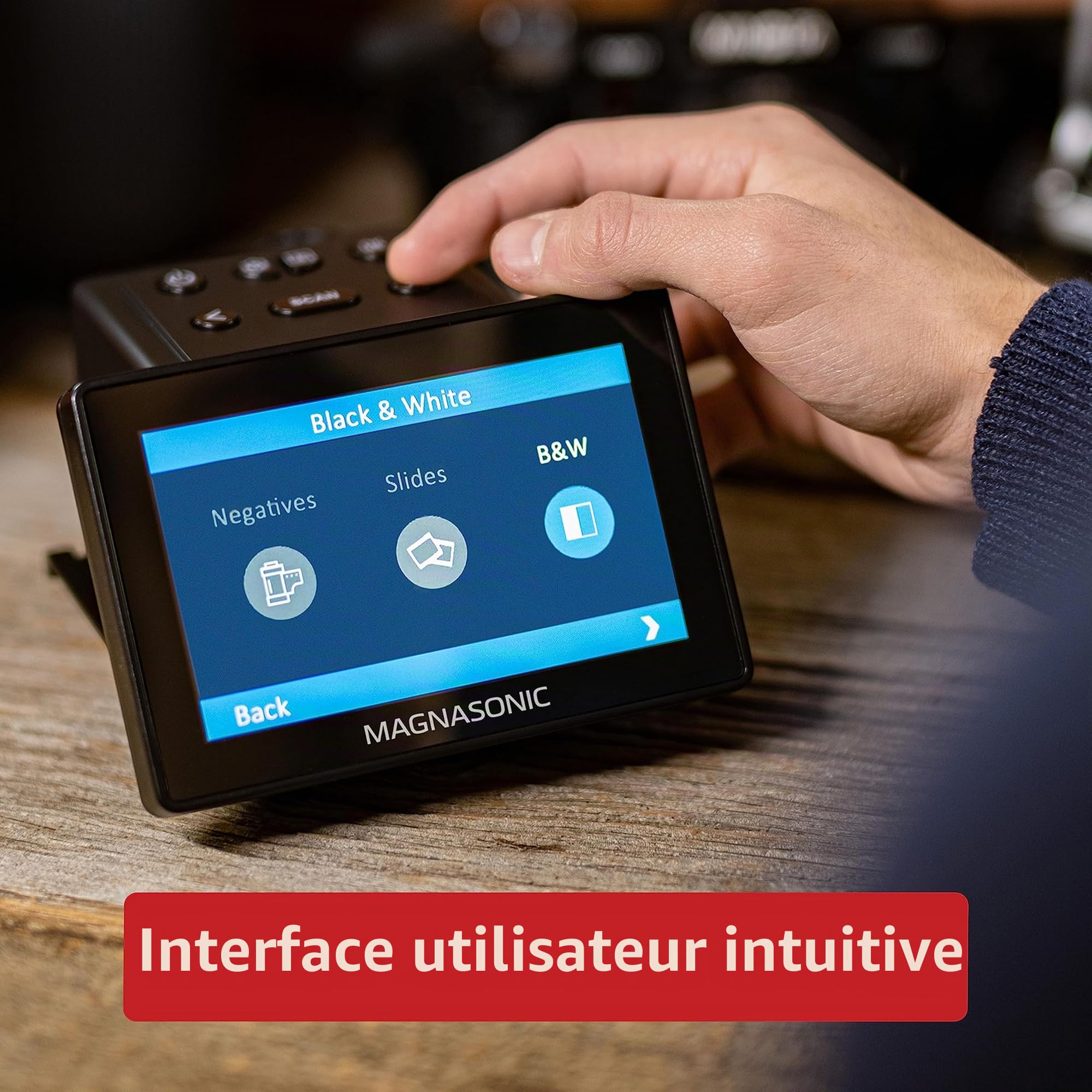 Magnasonic Scanner de Film Tout-en-Un de 25 MP avec Grand écran de 5" et HDMI, convertit Les Films 35 mm/126/110/Super 8 et 135/126/110 Diapositives en Photos numériques, mémoire intégrée