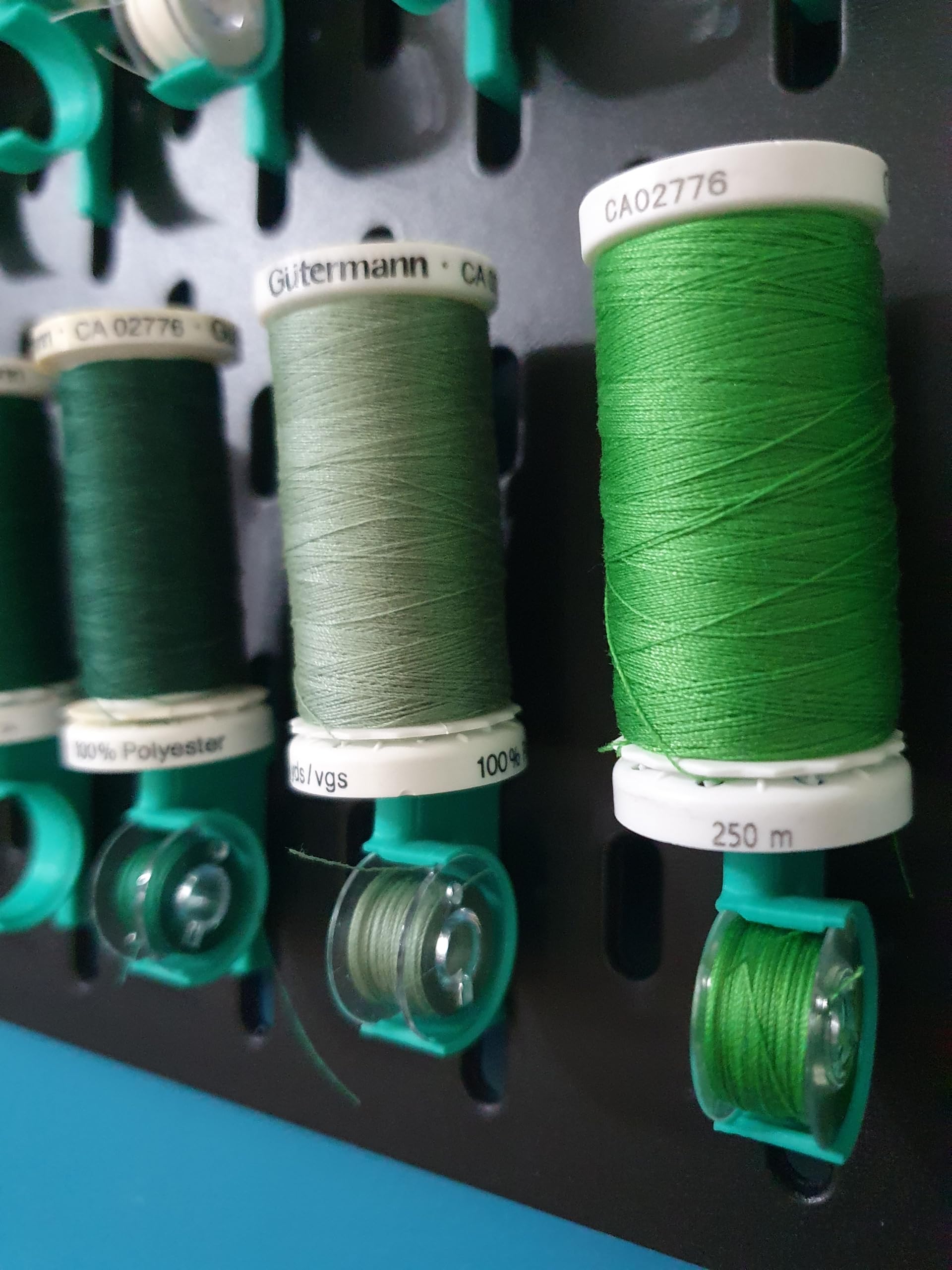Lot de 60 Crochets porte bobine et canette de couture compatibles avec panneau IKEA SKADIS. Organisateur de Fil pour Machine à Coudre, Support Mural. Fabriqué en France (Blanc)