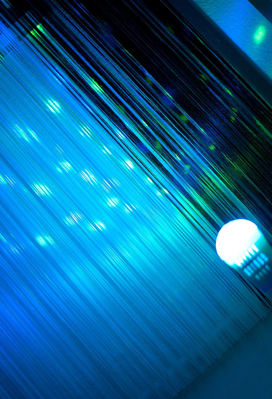 Lunartec LED Disco Glühbirne: 4er-Set Disco-LED-Lampen mit Sternenfunkel-Effekt & Soundsensor, E27 (Birne, farbige Tropfen, Party)