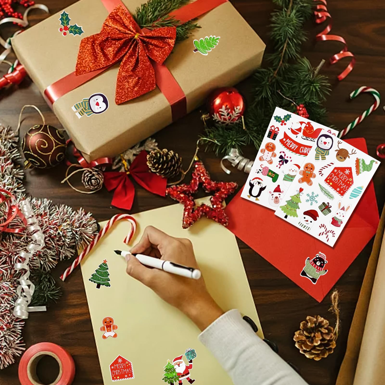 Kerststickers, 114 stuks kerststickers, schattige kerstcadeaustickers, kerstlabels, zelfklevend, voor enveloppen, cadeauzakjes, papieren zakken, kerstkaarten