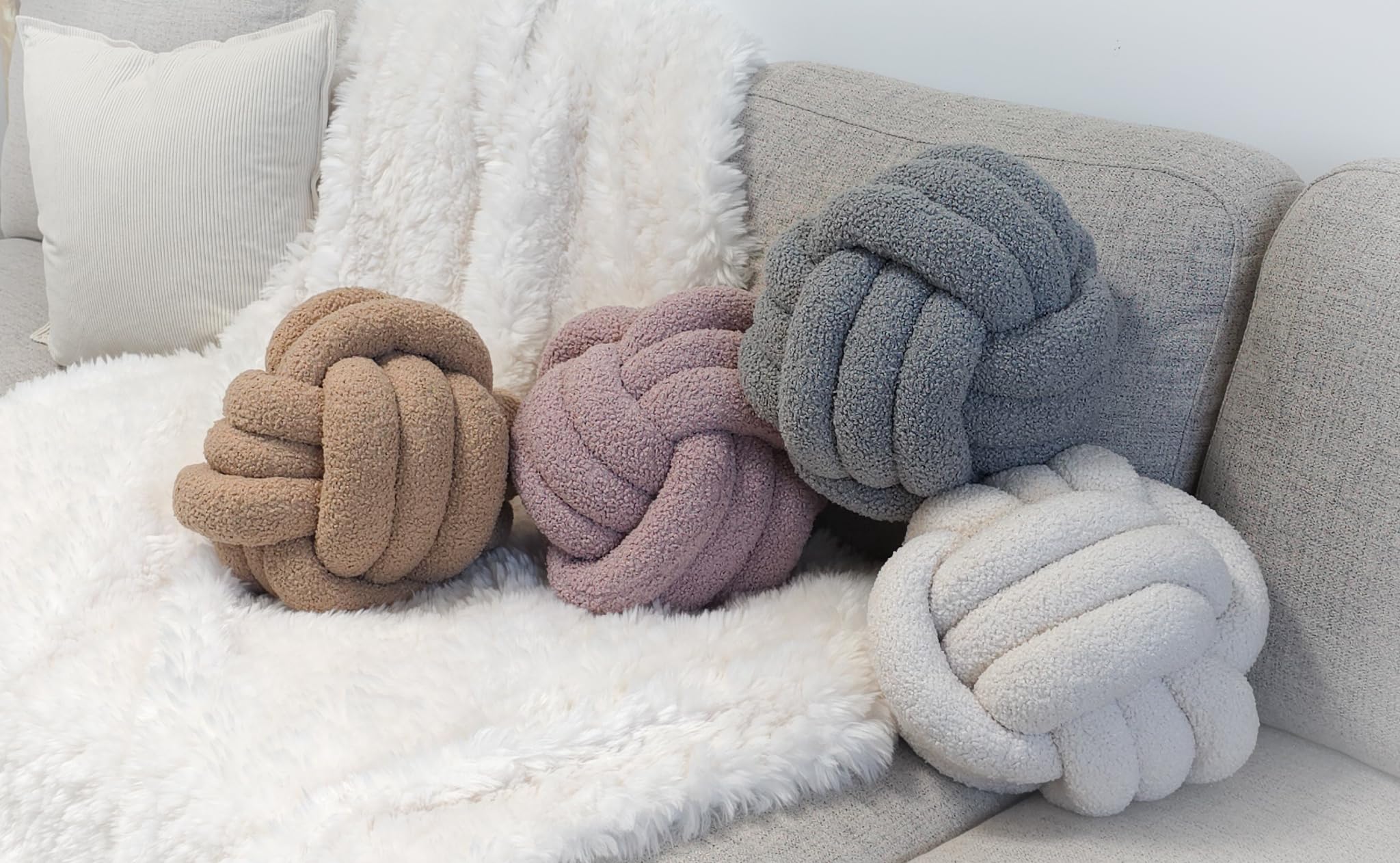 Dekoratives Knotenkissen, ca. 25 cm, trendiger Teddy Bouclé Stoff, Handgefüllt, 4 Farben, Sofakissen, Dekoration für Wohnzimmer und Schlafzimmer, ausgefallene Kissen (Offwhite) Küche, Haushalt & Wohnen