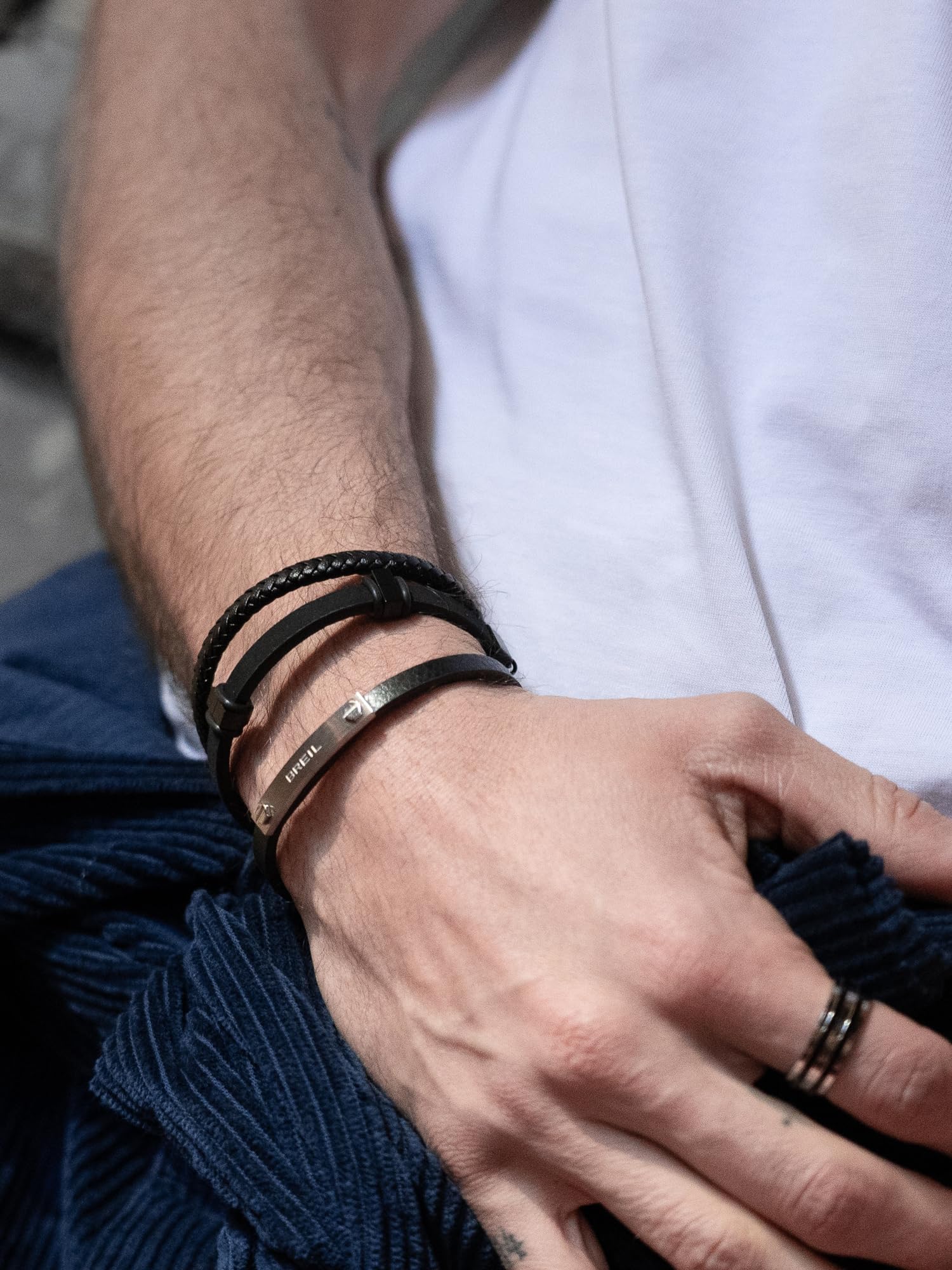 Breil, Collezione Bridge, Bracciale Uomo in Pelle e Acciaio Specchiato-Satinato, con Logo, Pratica Chiusura a Gioielleria, Idee Regalo Uomo, Lunghezza Regolabile 22.5 cm