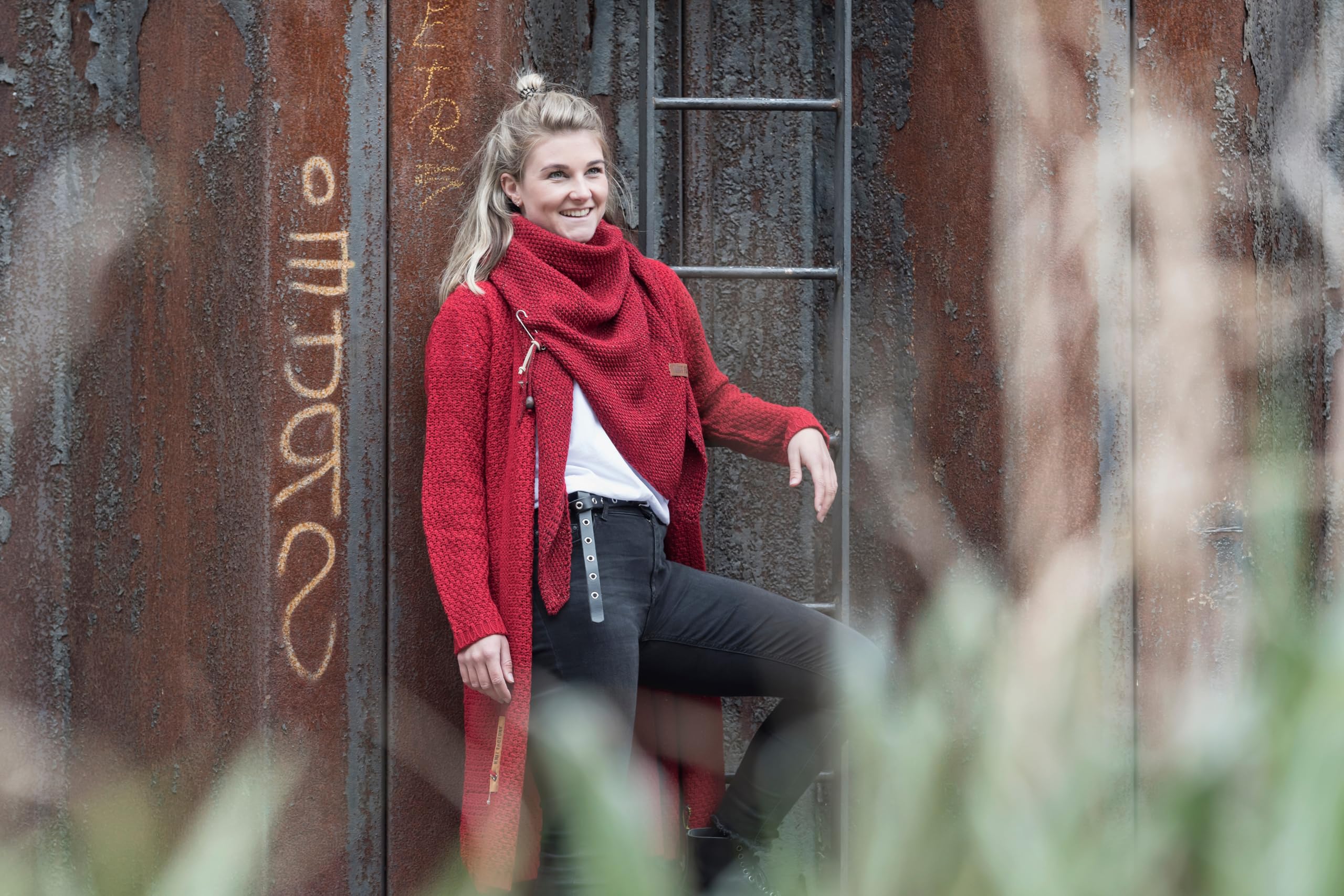 KNIT FACTORY - Coco Dreiecksschal Deluxe - Damen Strickschal mit Wolle - Hochwertige Qualität - XXL Schal - 190 x 85 cm - Mit Glitzereffekt