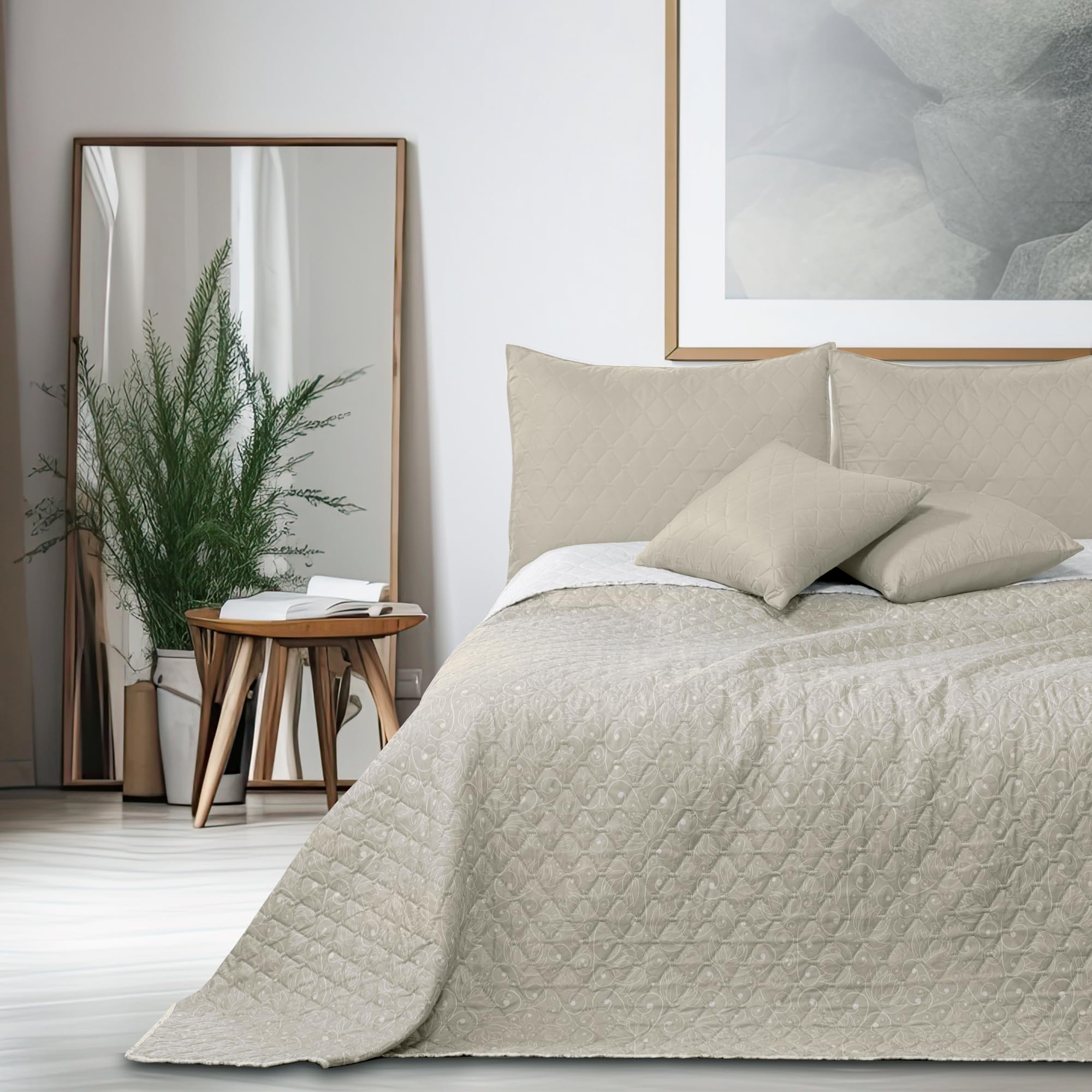 DecoKing Narzuta na łóżko 220 x 240 cm w abstrakcyjny wzór dwustronna Alhambra beżowy biały łatwa w pielęgnacji