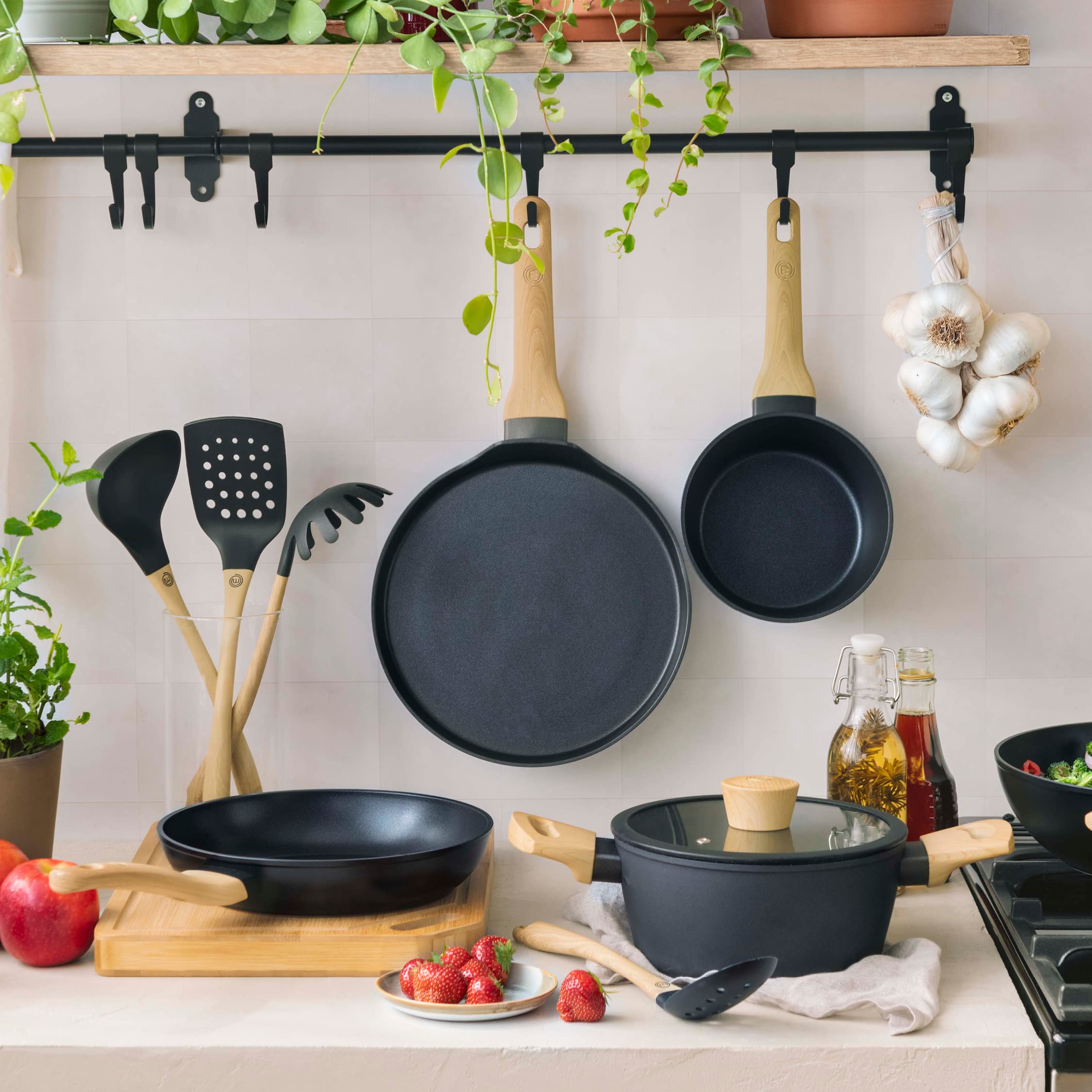 MasterChef Casseruola Antiaderente 20 cm, Pentola Induzione per Pasta, Agnelli, Polenta e altro, Crock Pot Alluminio con Manici Per Pentole in Legno, Antigraffio, Lavabile in Lavastoviglie, Nera