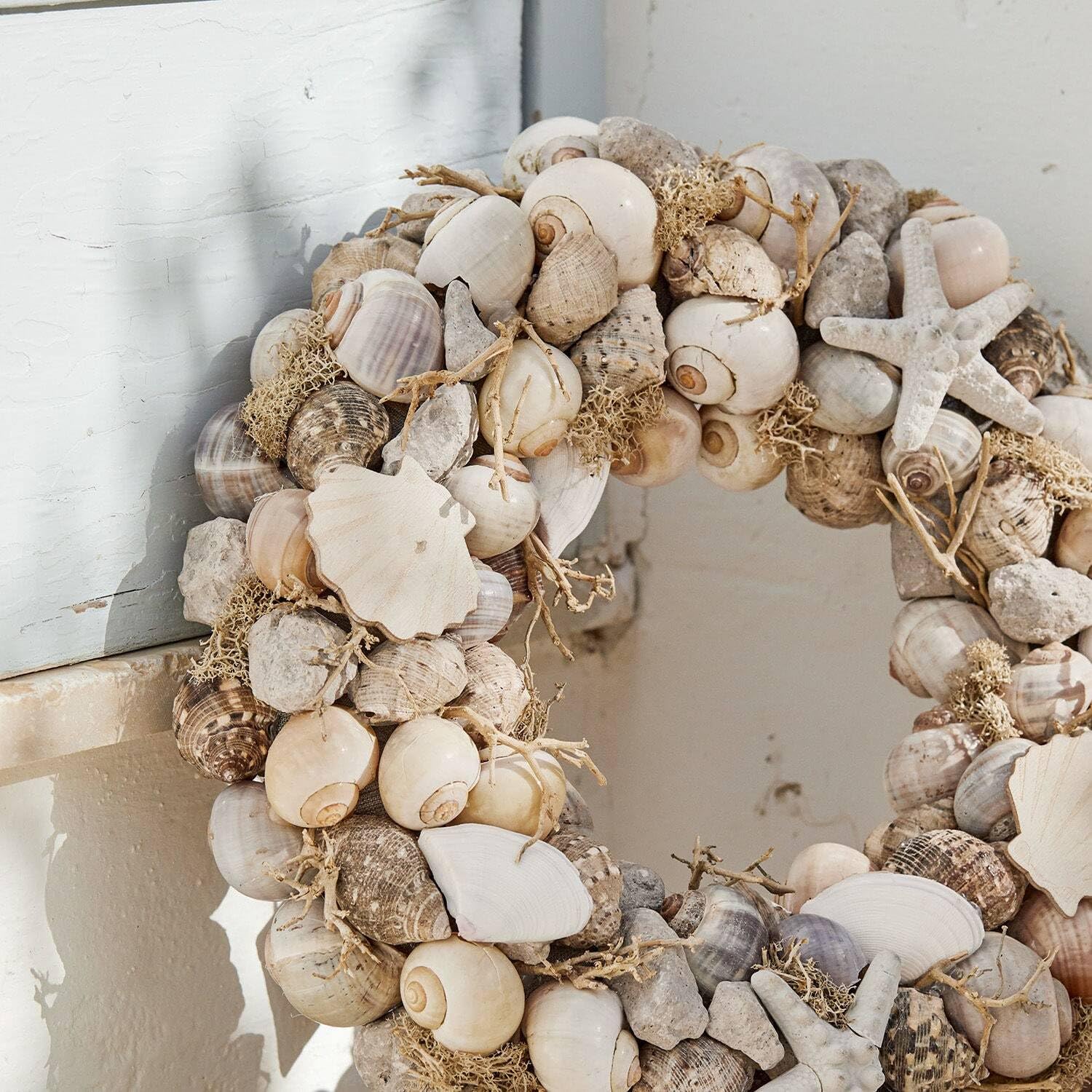 Loberon Kranz Enna, mit Echten Muscheln und Keramik-Seesterne Verziert, Maritimes Flair, Gartenzubehör, Gartendekoration, Bimsstein, Pappe, grau