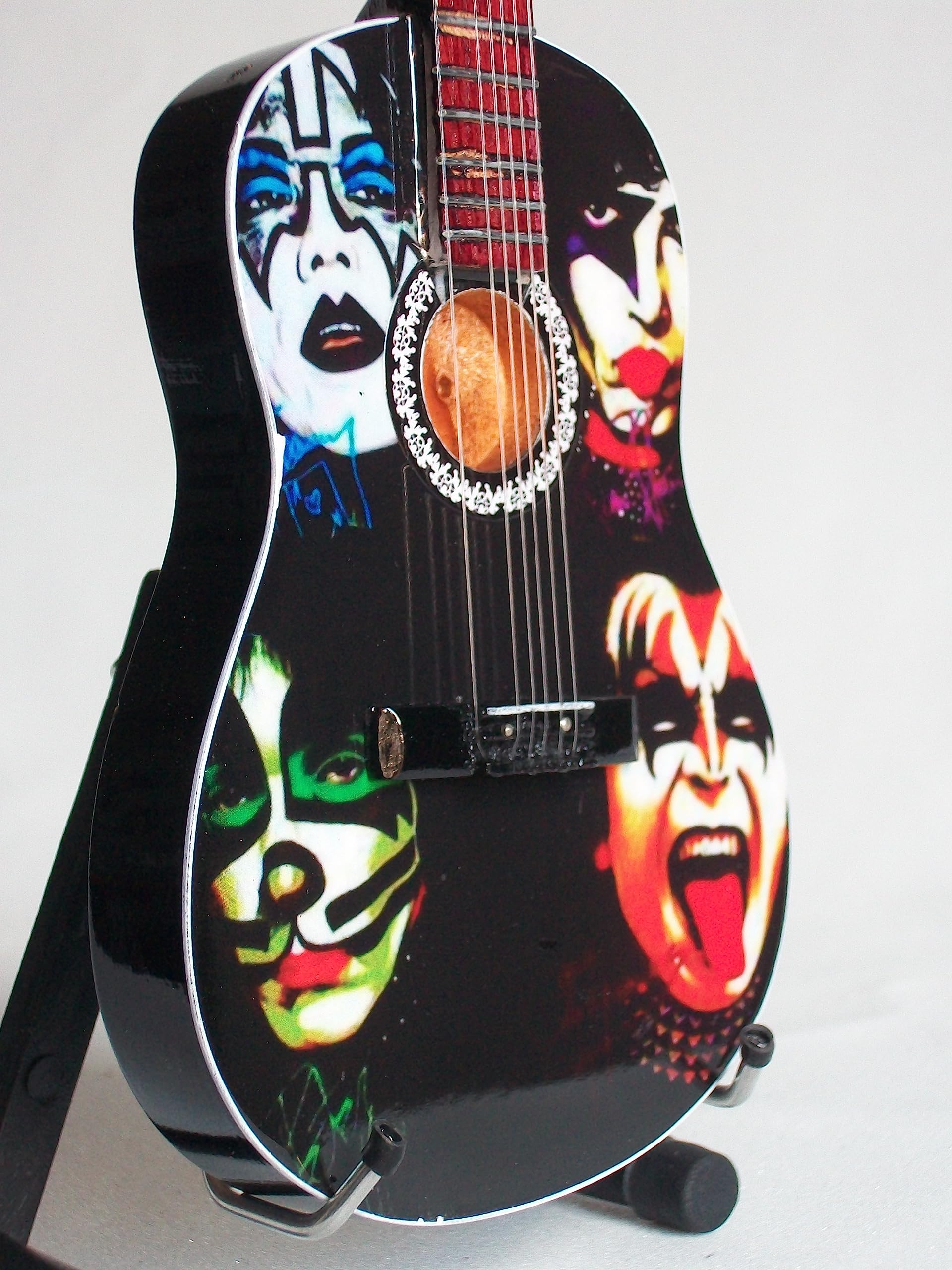Akustische Miniatur-Gitarre mit Hommage an die Gruppe KISS