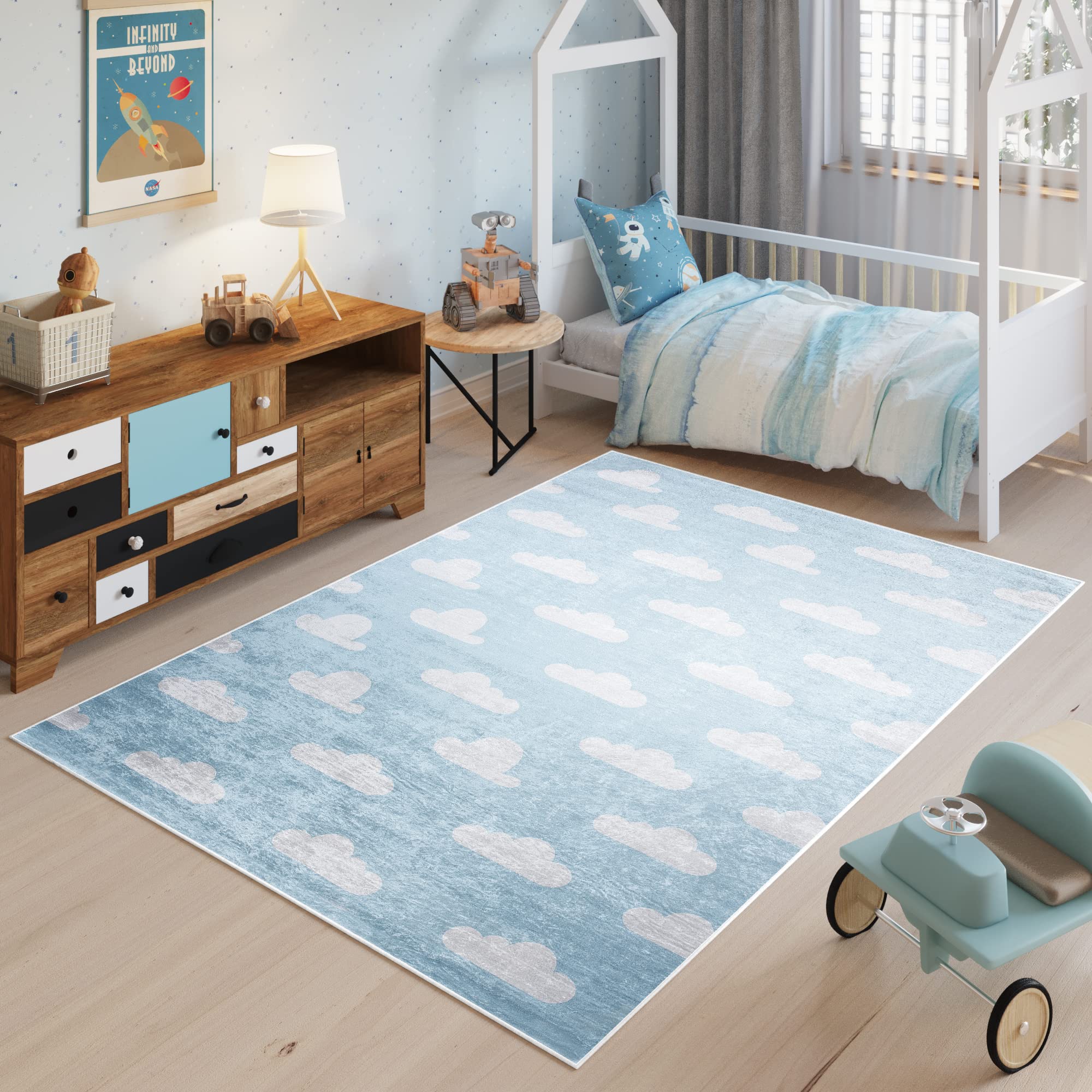 TAPISO Emma Tappeto Gioco Bambini Sala Giochi Cameretta Stanza Bambini Stampato Blu Pallido Bianco Nuvole Multicolor Antiscivolo Lavabile in Lavatrice 120 x 170 cm