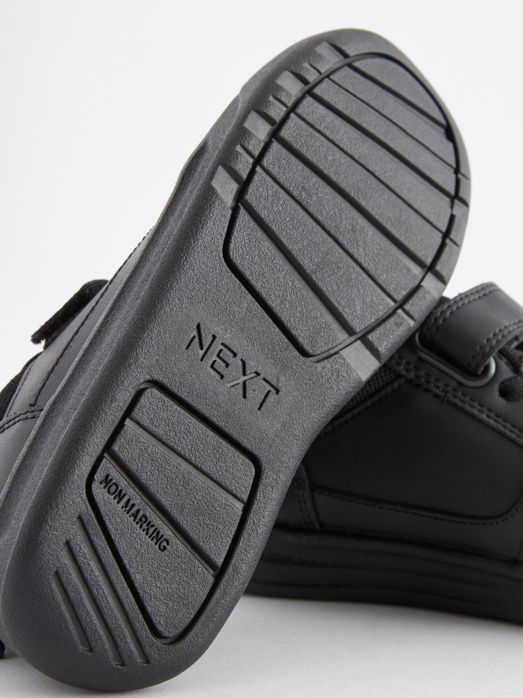 NEXT Niños Zapatillas Escolares de Deporte con Cordones elásticos