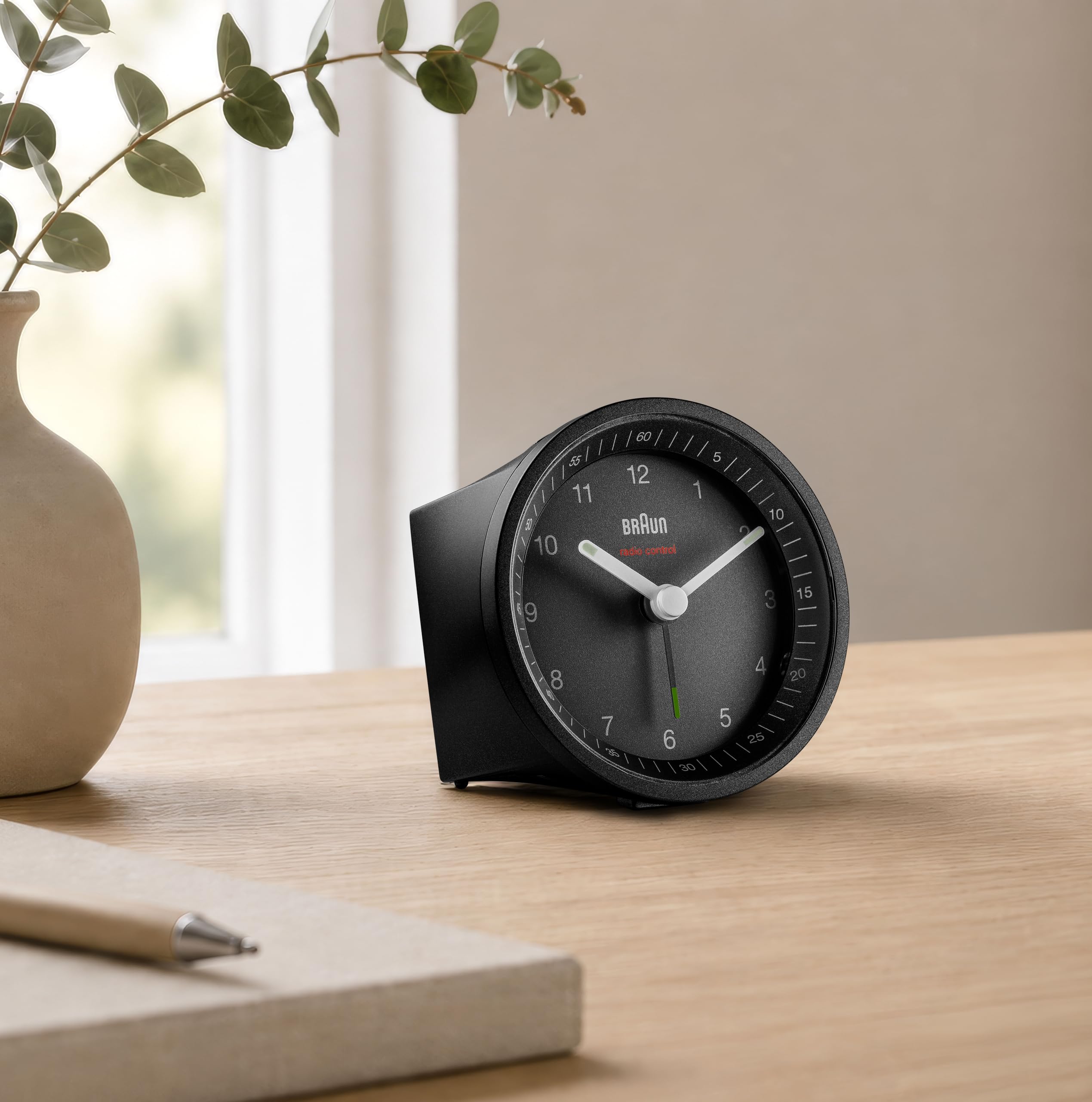 Braun Classic sterowany radiowo budzik analogowy dla środkowoeuropejskiej strefy czasowej (DCF/GMT+1) z funkcją drzemki i światła, cichym ruchem, alarmem dźwiękowym Crescendo w kolorze czarny, model BC07B-DCF.