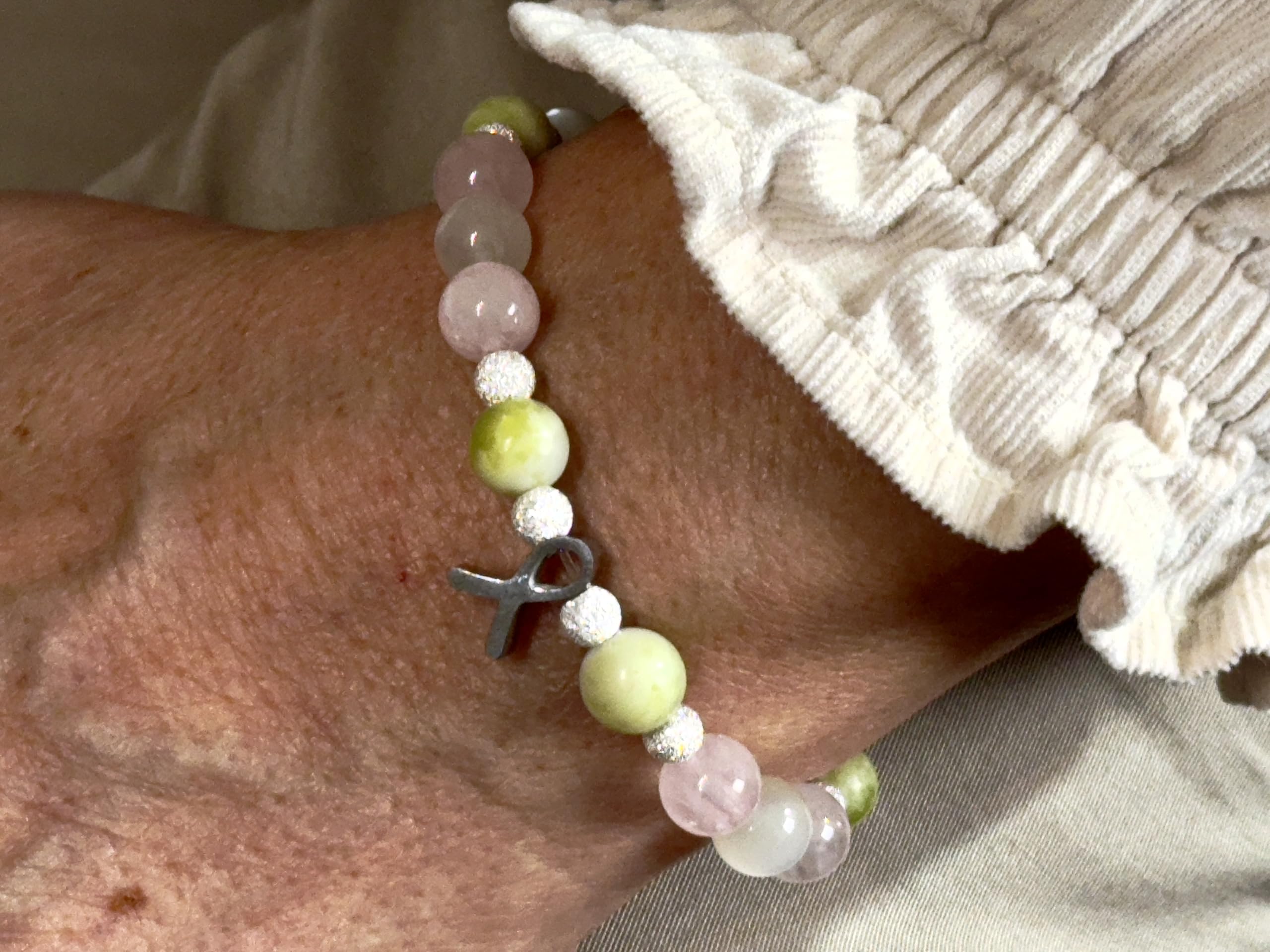 Edelsteinarmband Krebs aus Peridot, Mondstein & Rosenquarz mit Edelstahl-Krebsschleife - größenverstellbar - Glücksbringer - Handmade