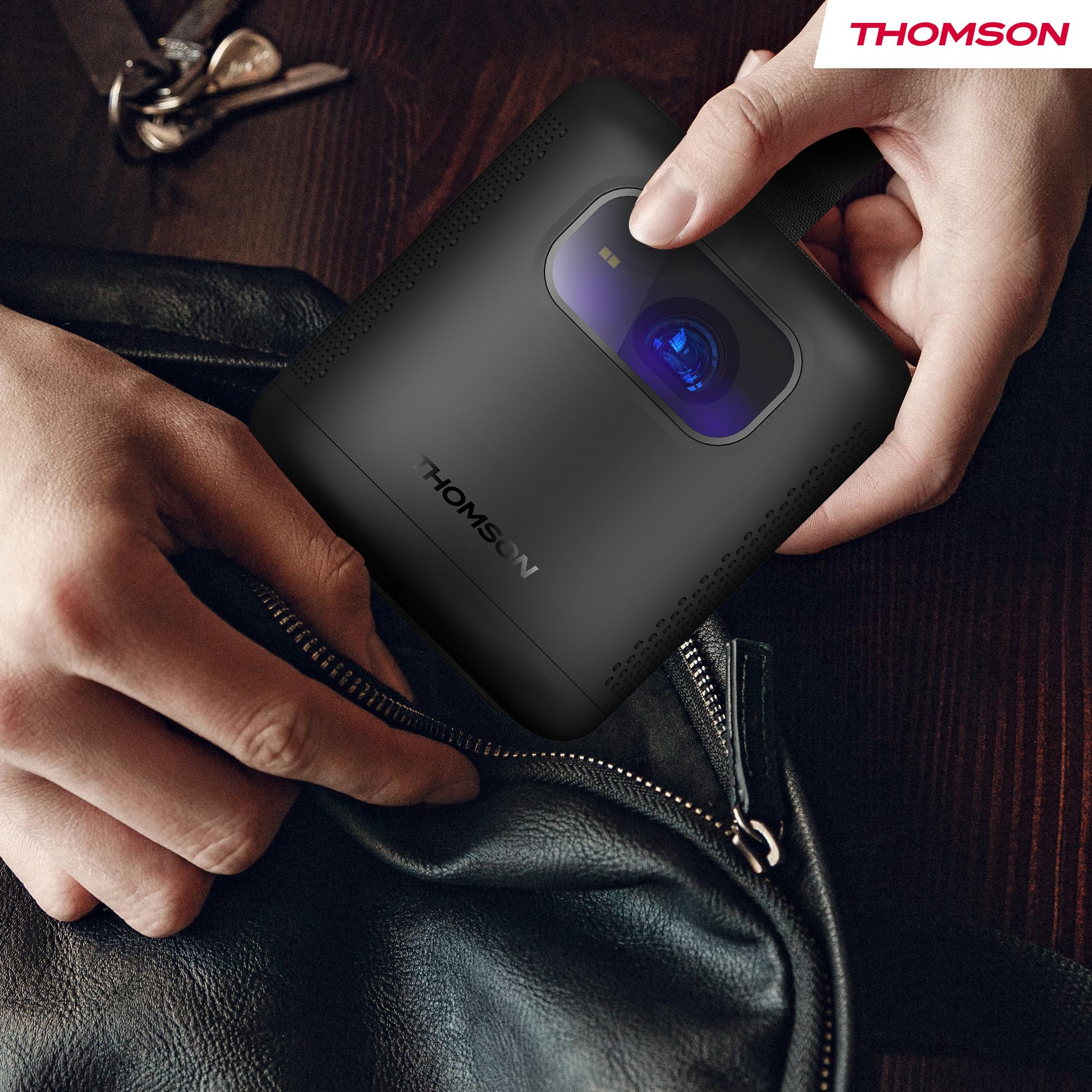 Thomson Vega PG35B Tragbarer Full HD Beamer, Smart LED Projektor mit Google TV, integriertem Akku, 350 ANSI Lumen, Autofokus, HDR10, Dolby Digital+, WiFi, Projektion an die Decke – Hartschalenkoffer