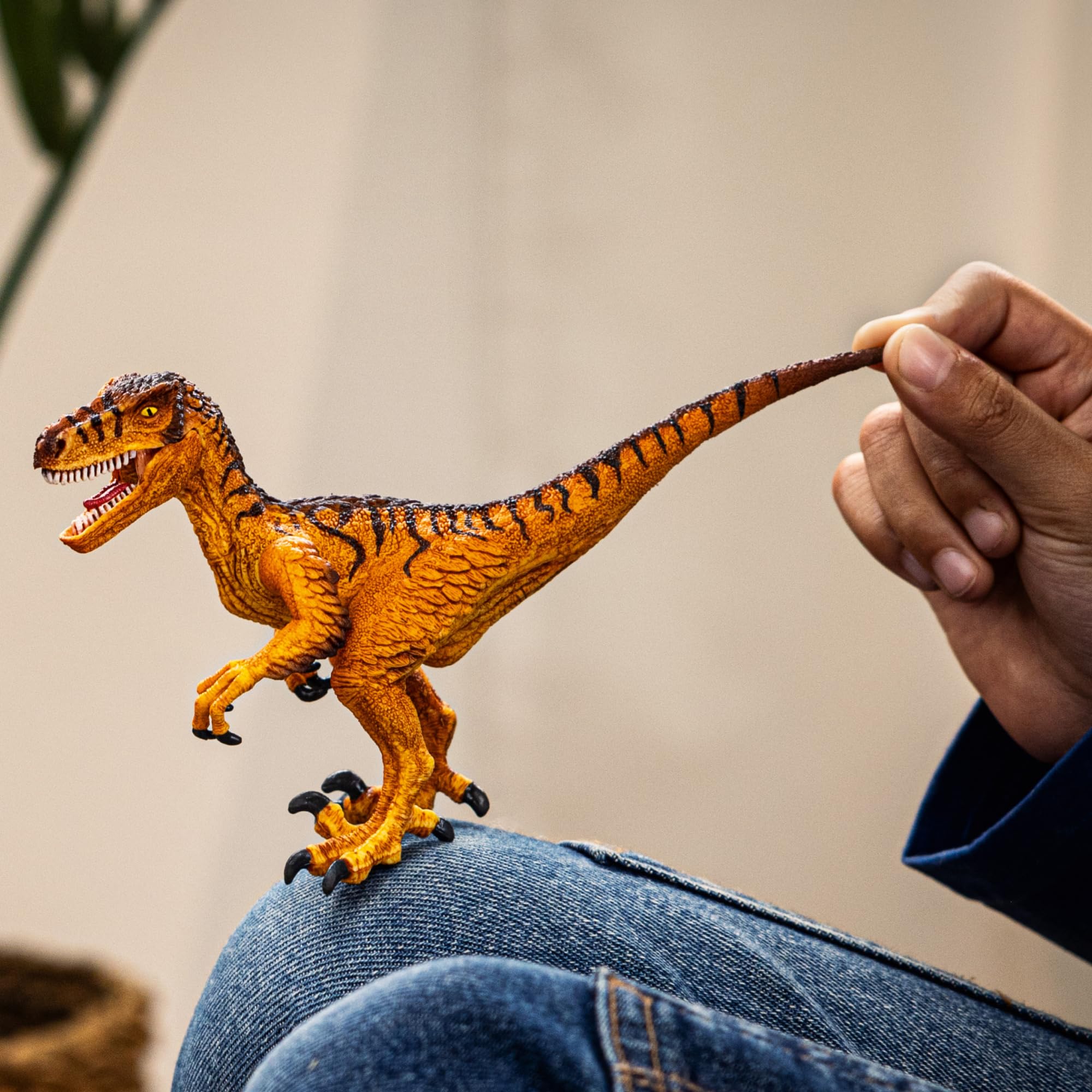 Schleich Dinosaurs | Velociraptor 15045 | Dino detallado con mandíbula y Brazos móviles | Regalo Ideal para niñas y niños | Juguete Dinosaurio 3 años | 6 x 18 x 10 cm