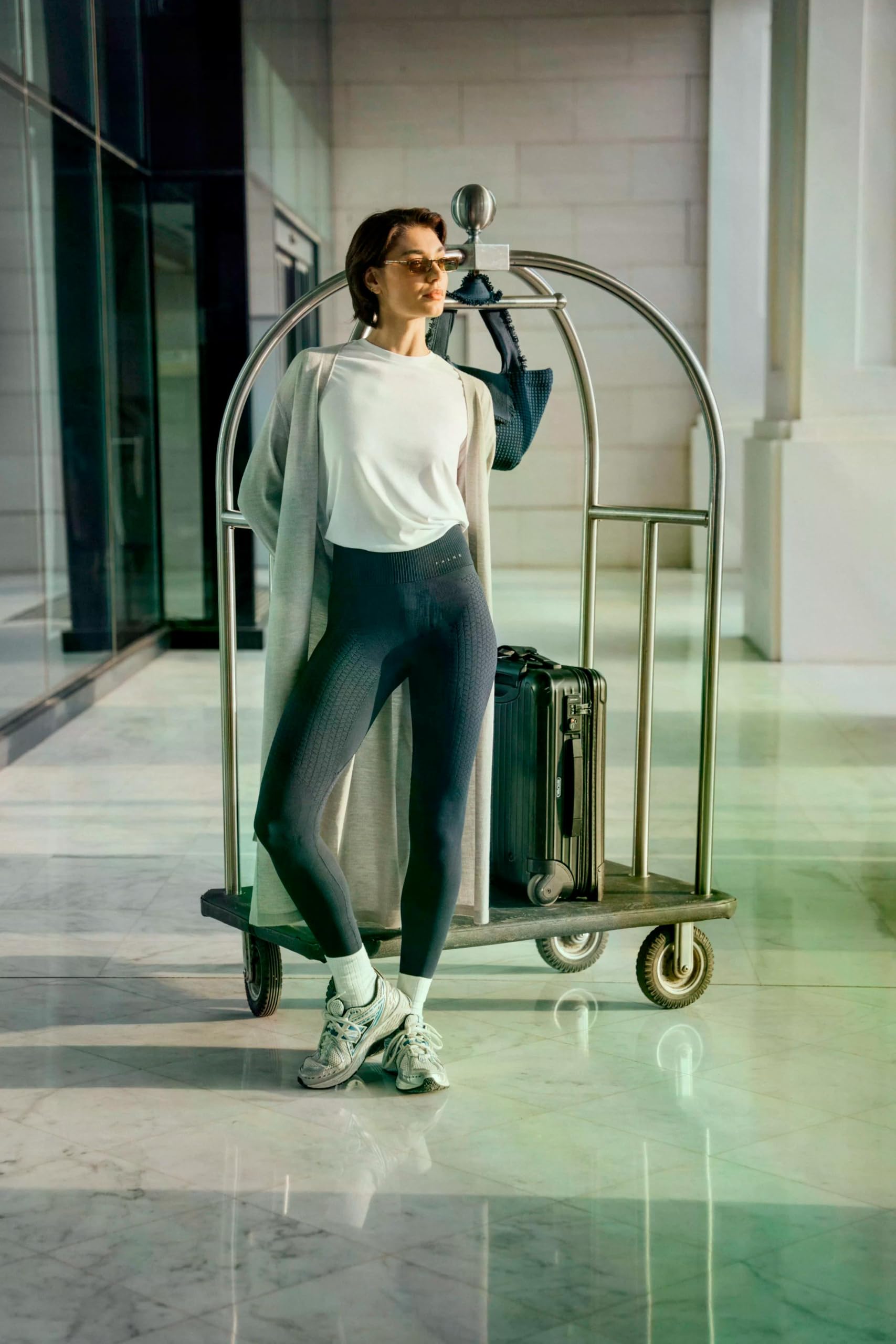 FALKE Damen Cellulite Control Light Sporthose Funktionshose gegen Cellulite bessere Durchblutung für intensive Workouts atmungsaktives schnelltrocknendes Funktionsmaterial 1 Stück