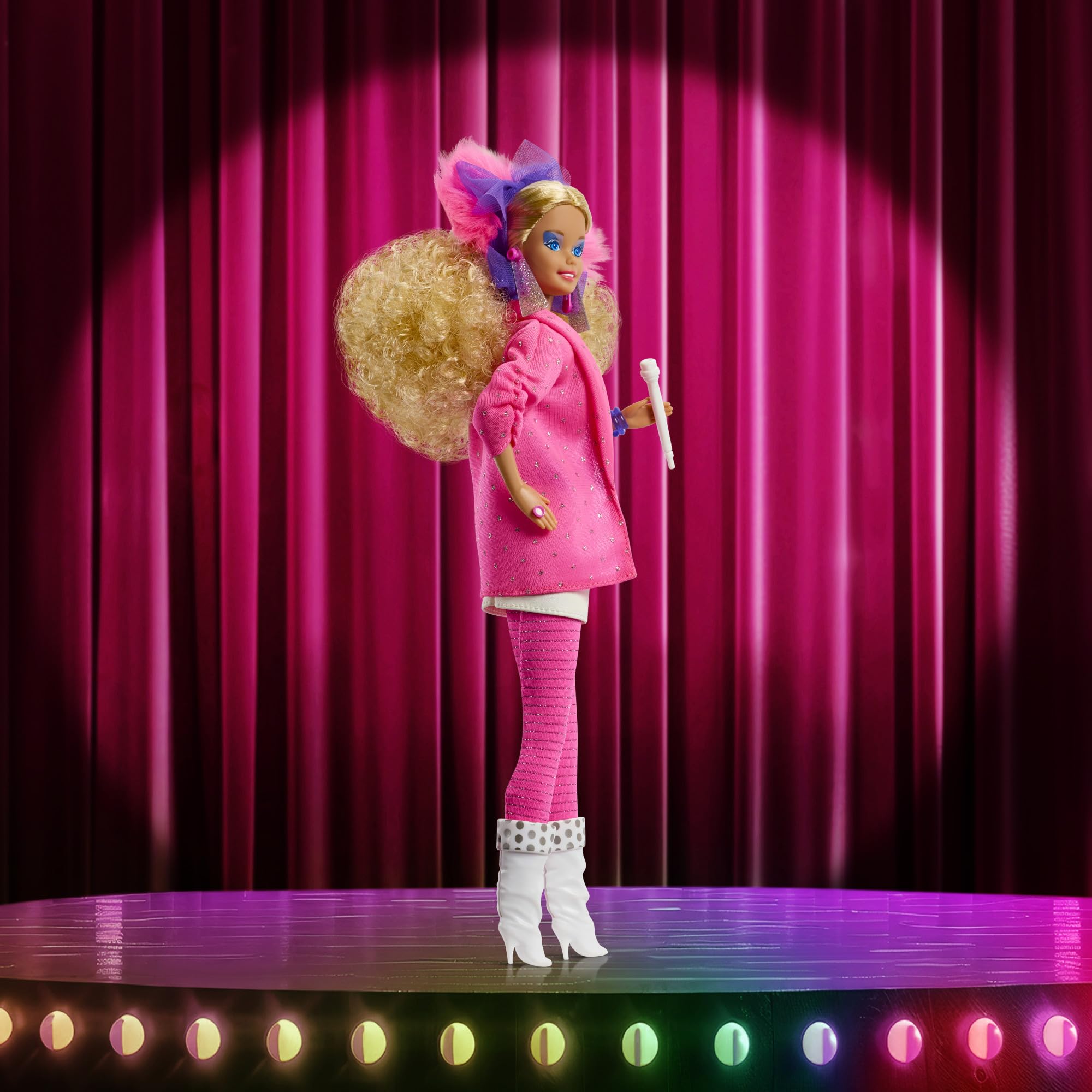Barbie Signature and the Rockers Lalka kolekcjonerska Reprodukcja Barbie, podstawka dla lalki i ozdobne pudełko, zabawka dla dzieci 6+, fanów i kolekcjonerów, JJY10