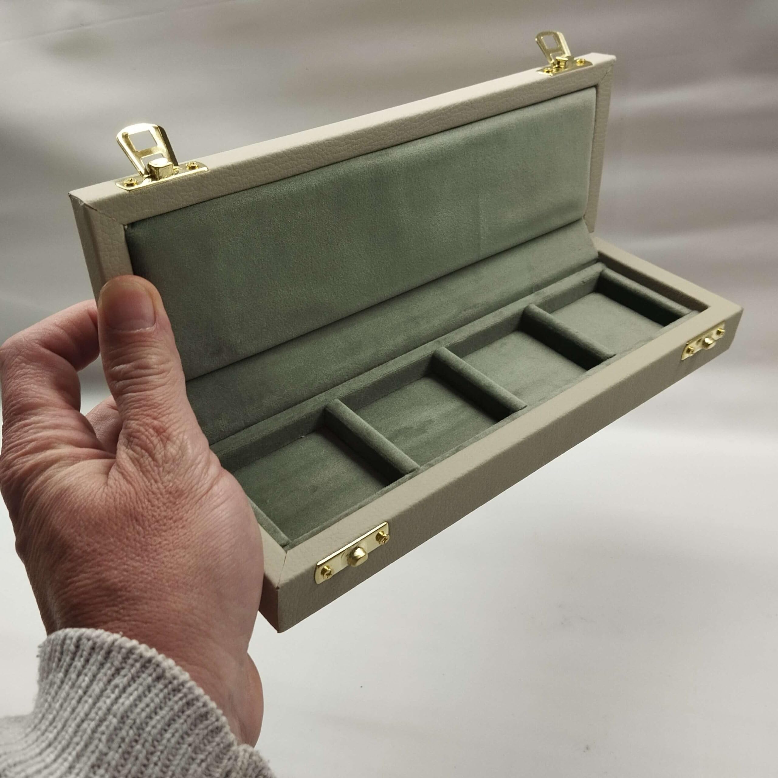 Caja para monedas de colección 4 compartimentos 47x47 mm, madera maciza, ecopiel y terciopelo italiano, numerada – estuche numismática artesanal